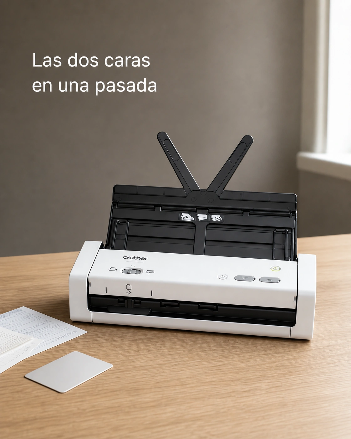 Escáner Brother ADS-1250W sobre un escritorio de nogal claro, encuadre vertical.