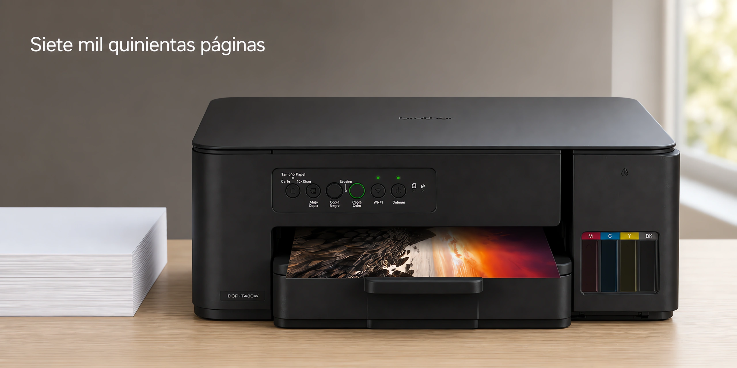 Impresora Brother DCP-T430W sobre un escritorio de roble claro en una oficina luminosa.