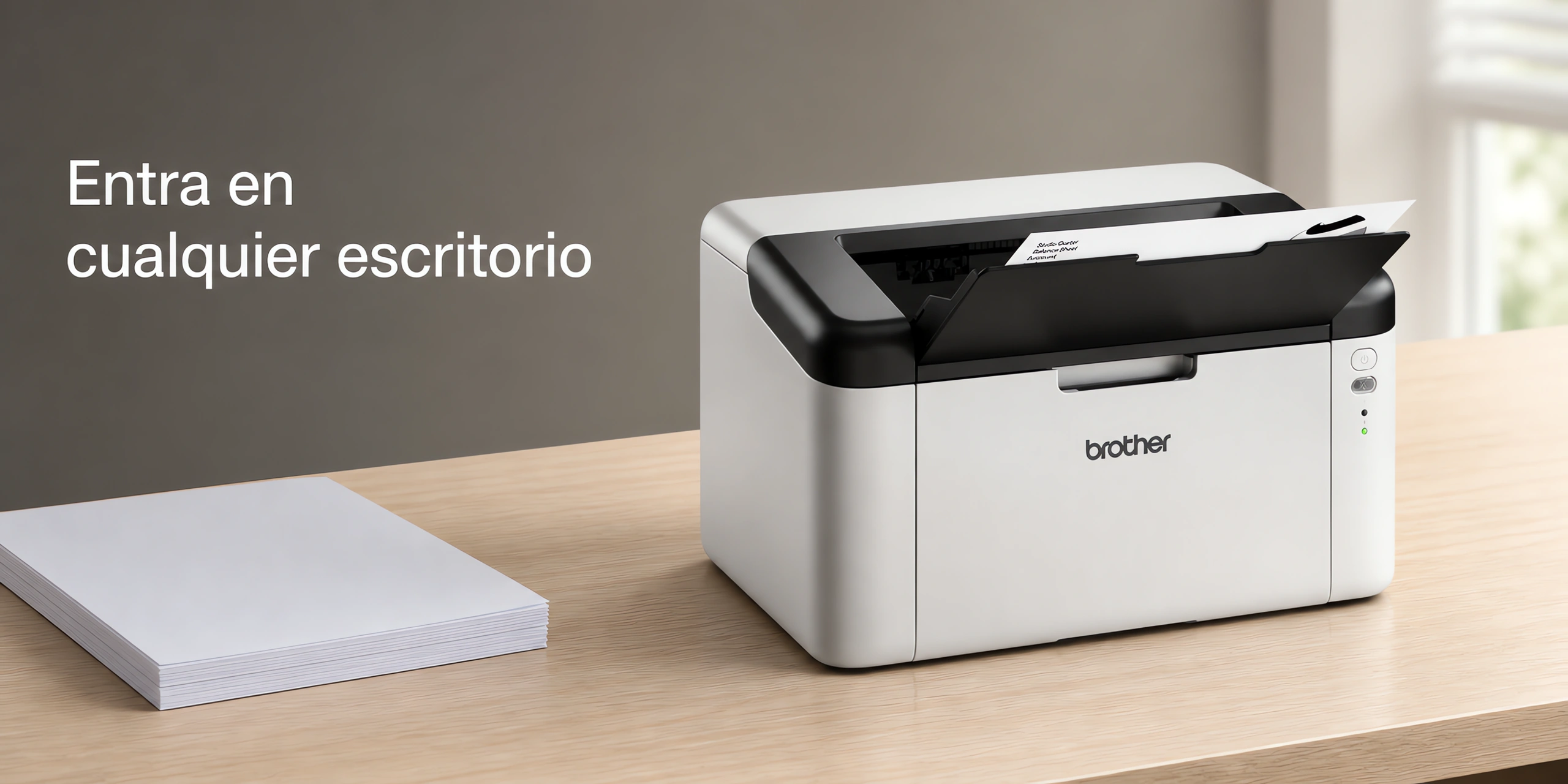 Impresora Brother HL-1200 sobre un escritorio de roble claro en una oficina luminosa.