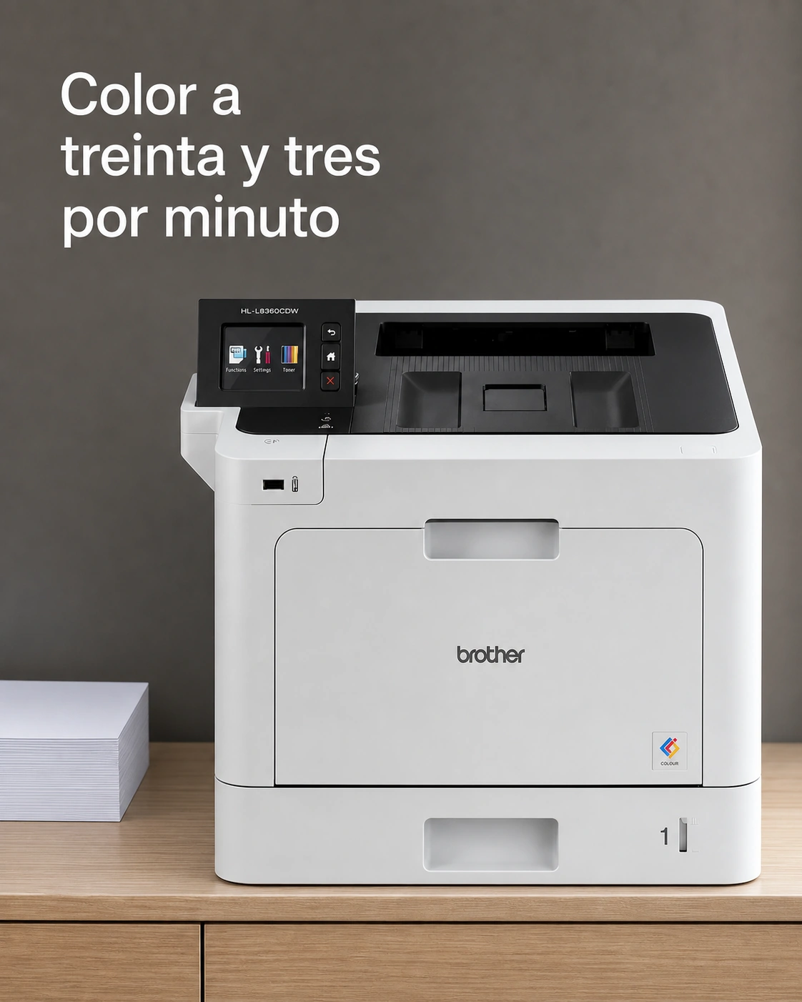 Impresora Brother HL-L8360CDW sobre un escritorio de roble claro, encuadre vertical.
