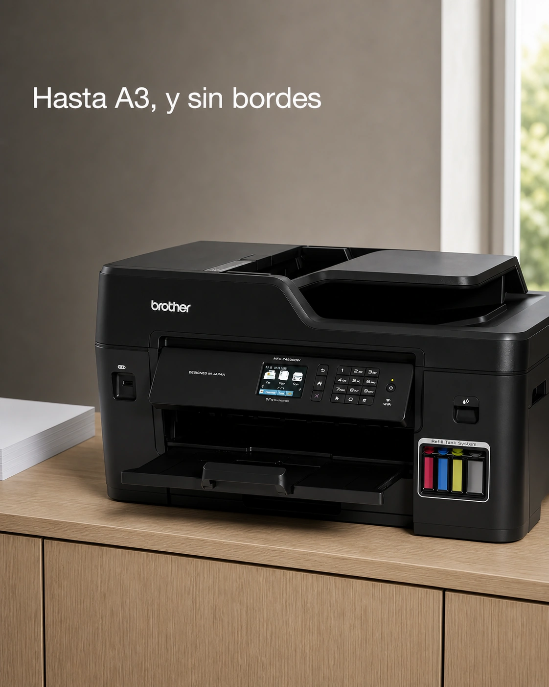 Impresora Brother MFC-T4500DW sobre un escritorio de roble claro, encuadre vertical.