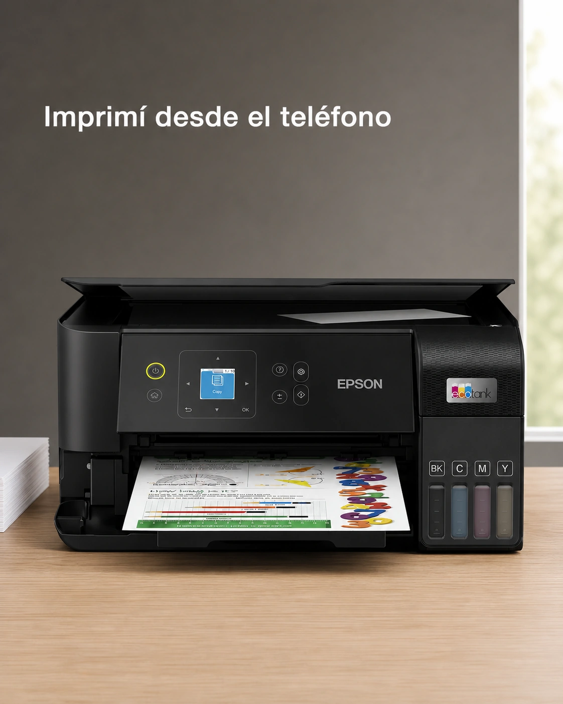 Impresora Epson EcoTank L3560 sobre un escritorio de roble claro, encuadre vertical.