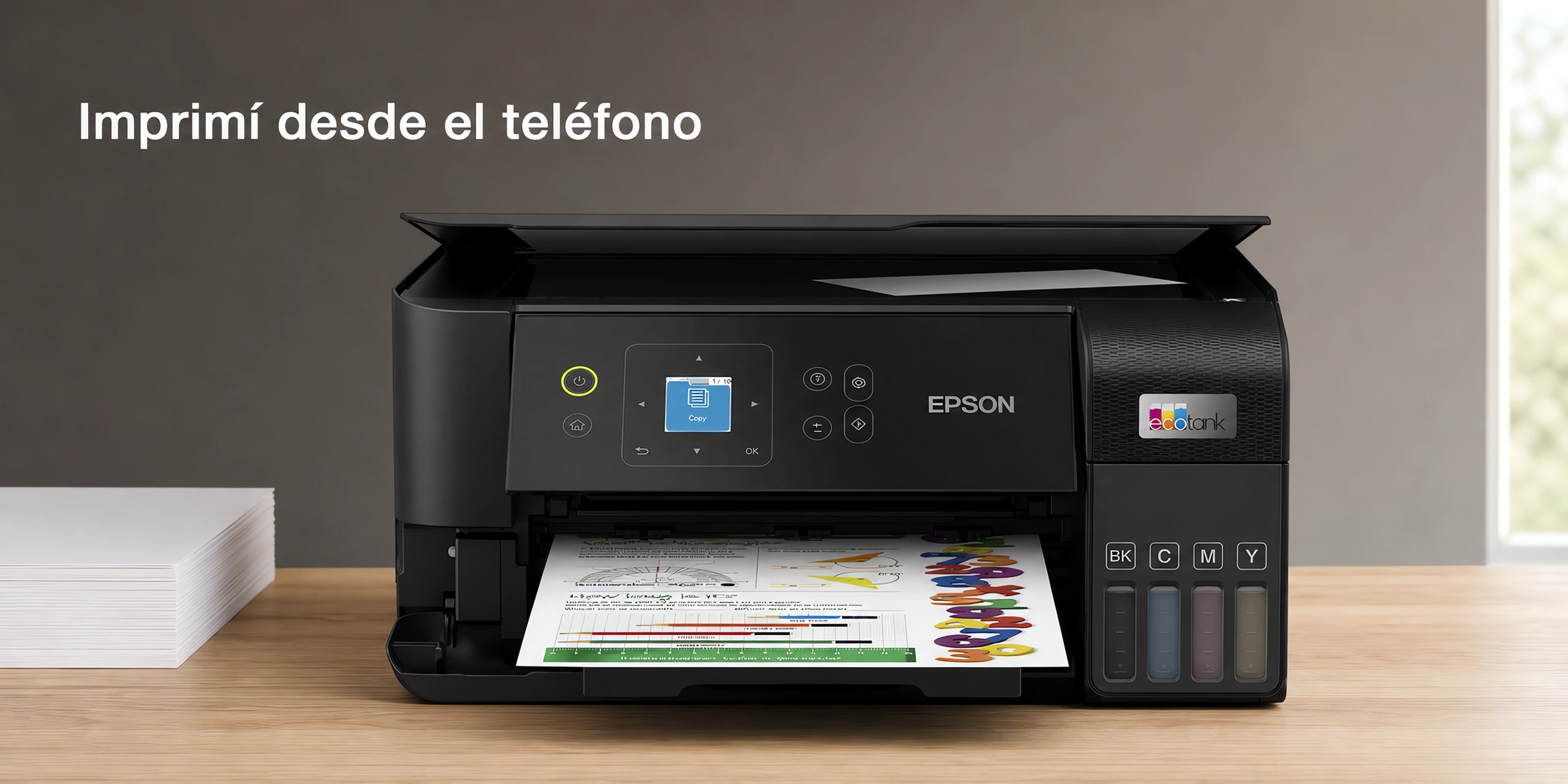 Impresora Epson EcoTank L3560 sobre un escritorio de roble claro en una oficina luminosa.