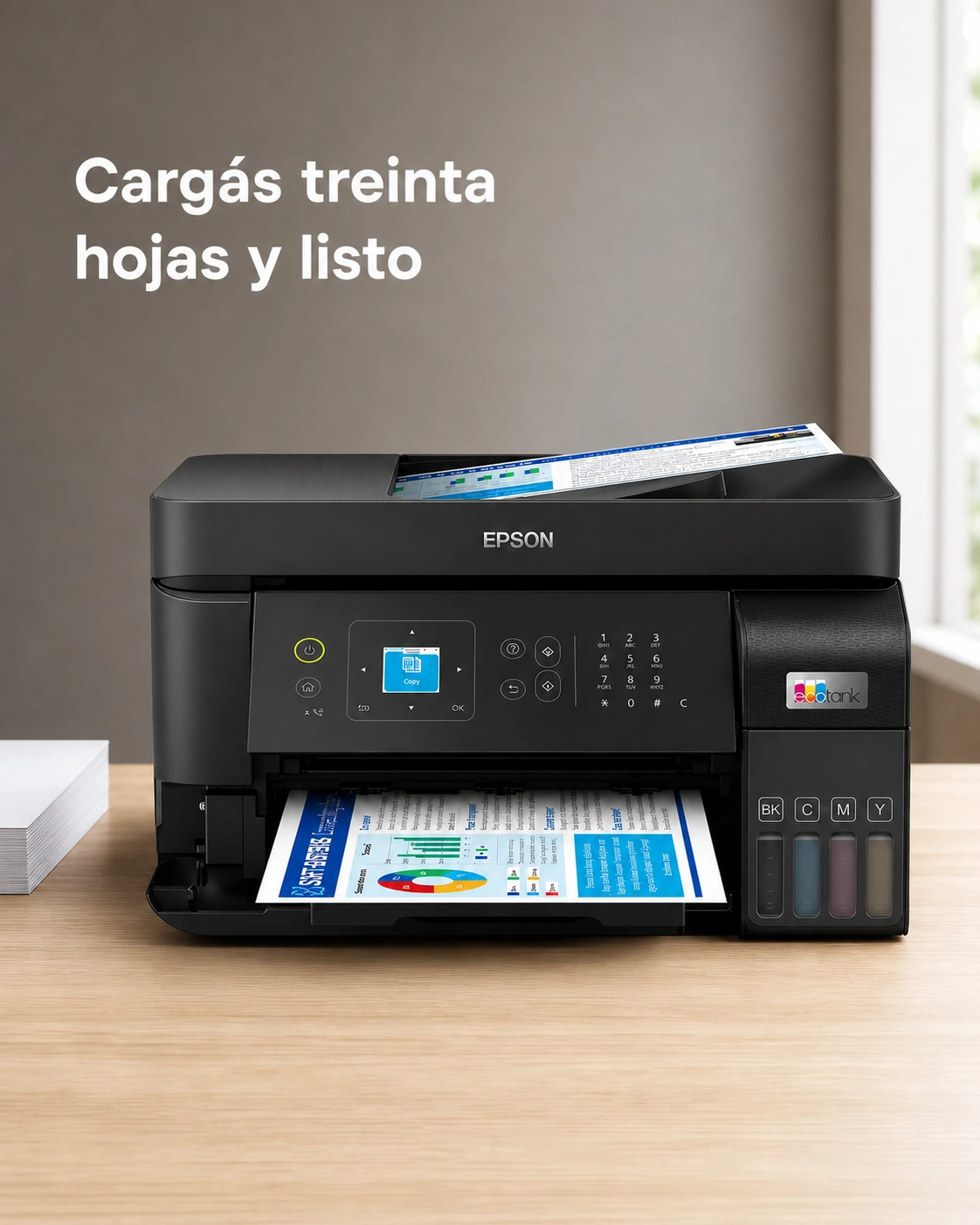 Impresora Epson EcoTank L5590 sobre un escritorio de roble claro, encuadre vertical.