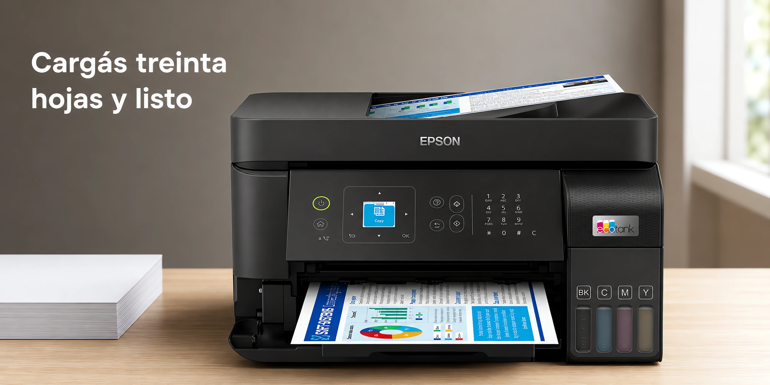 Impresora Epson EcoTank L5590 sobre un escritorio de roble claro en una oficina luminosa.
