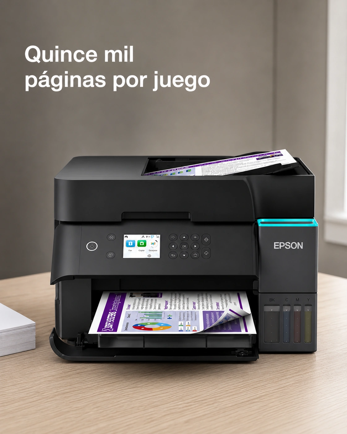 Impresora Epson EcoTank L6370 sobre un escritorio de roble claro, encuadre vertical.