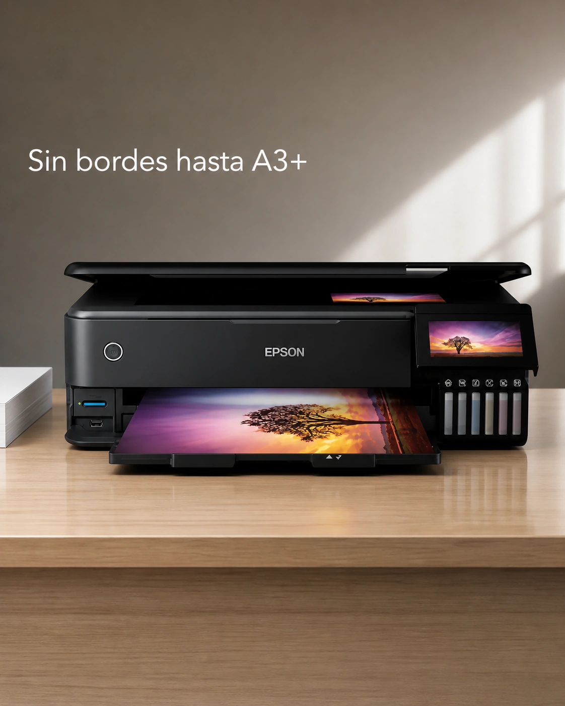Impresora Epson EcoTank L8180 sobre un escritorio de roble claro, encuadre vertical.