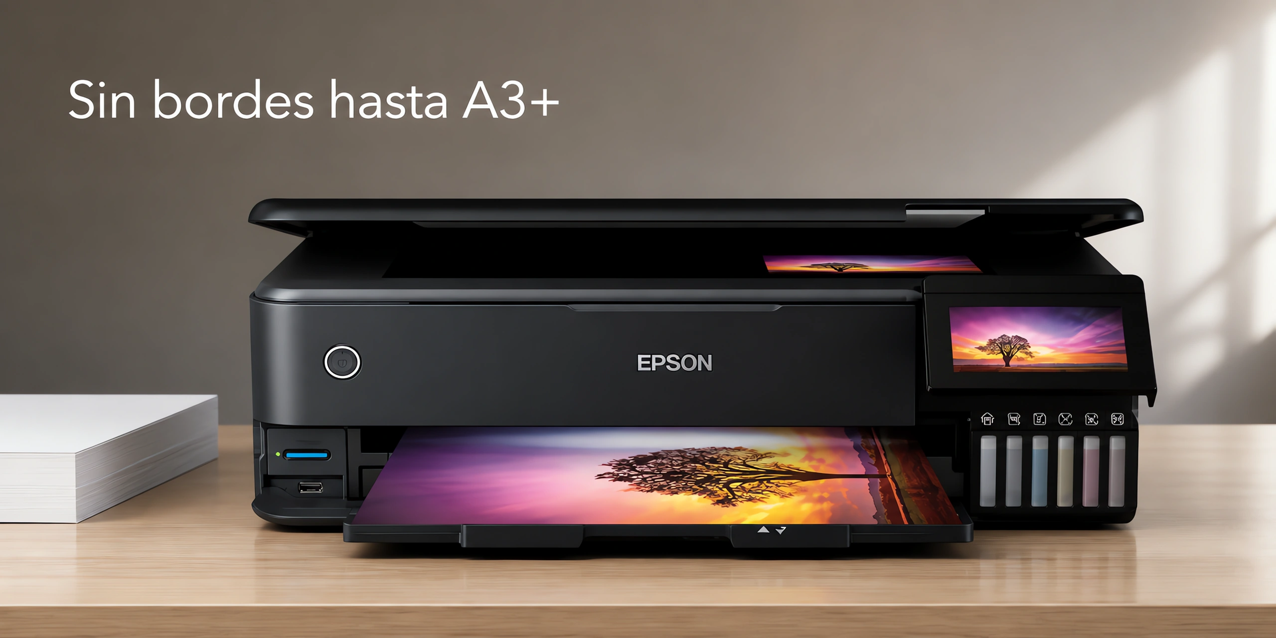 Impresora Epson EcoTank L8180 sobre un escritorio de roble claro en una oficina luminosa.