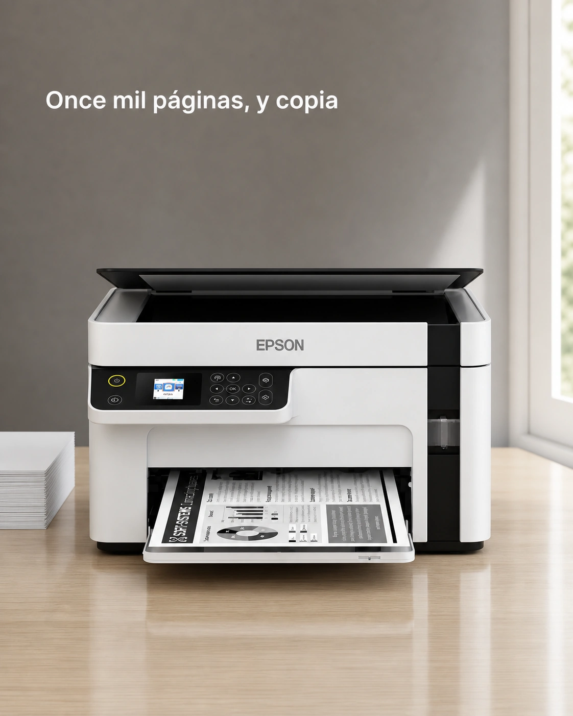 Impresora Epson EcoTank M2120 sobre un escritorio de roble claro, encuadre vertical.