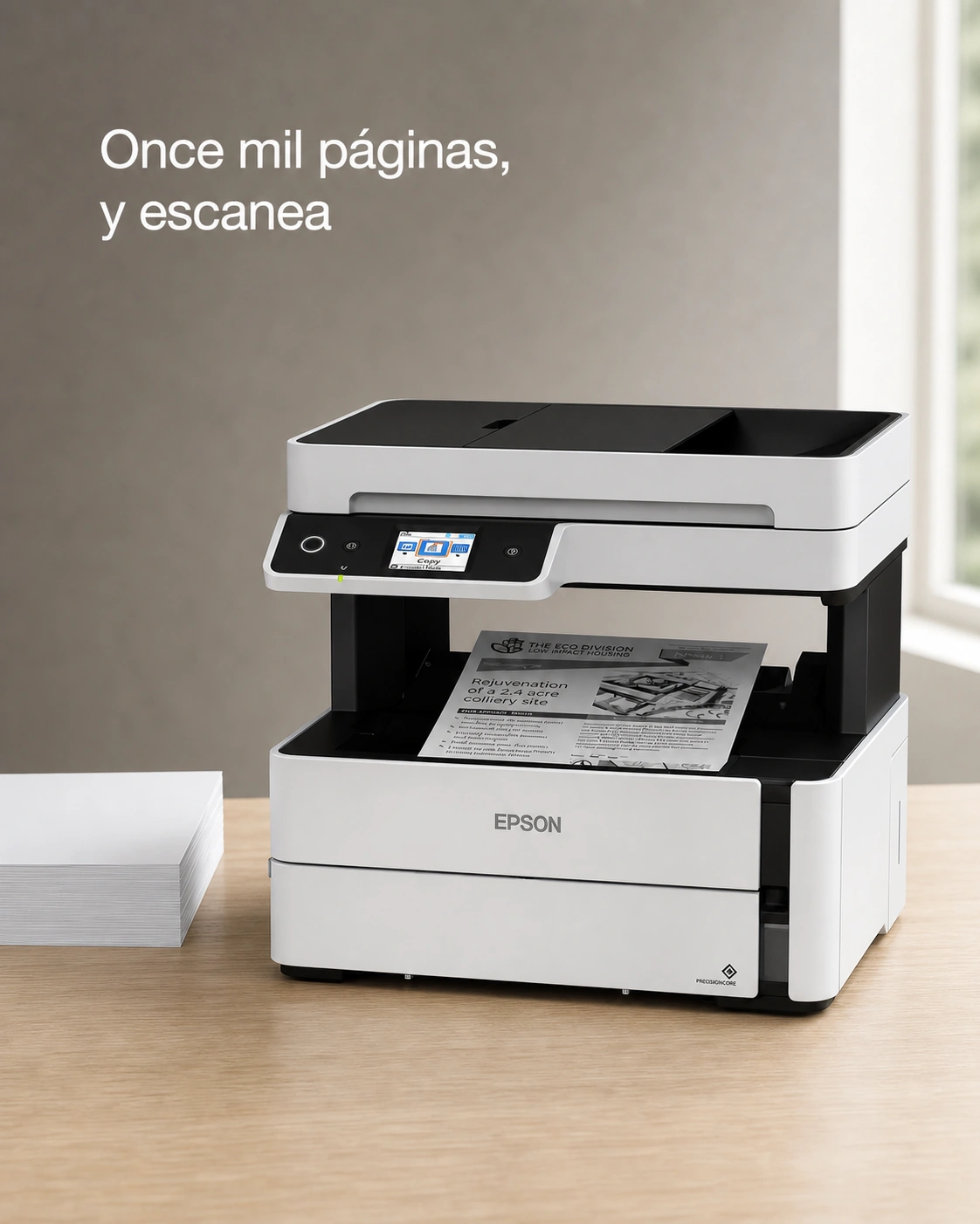 Impresora Epson EcoTank M3170 sobre un escritorio de roble claro, encuadre vertical.