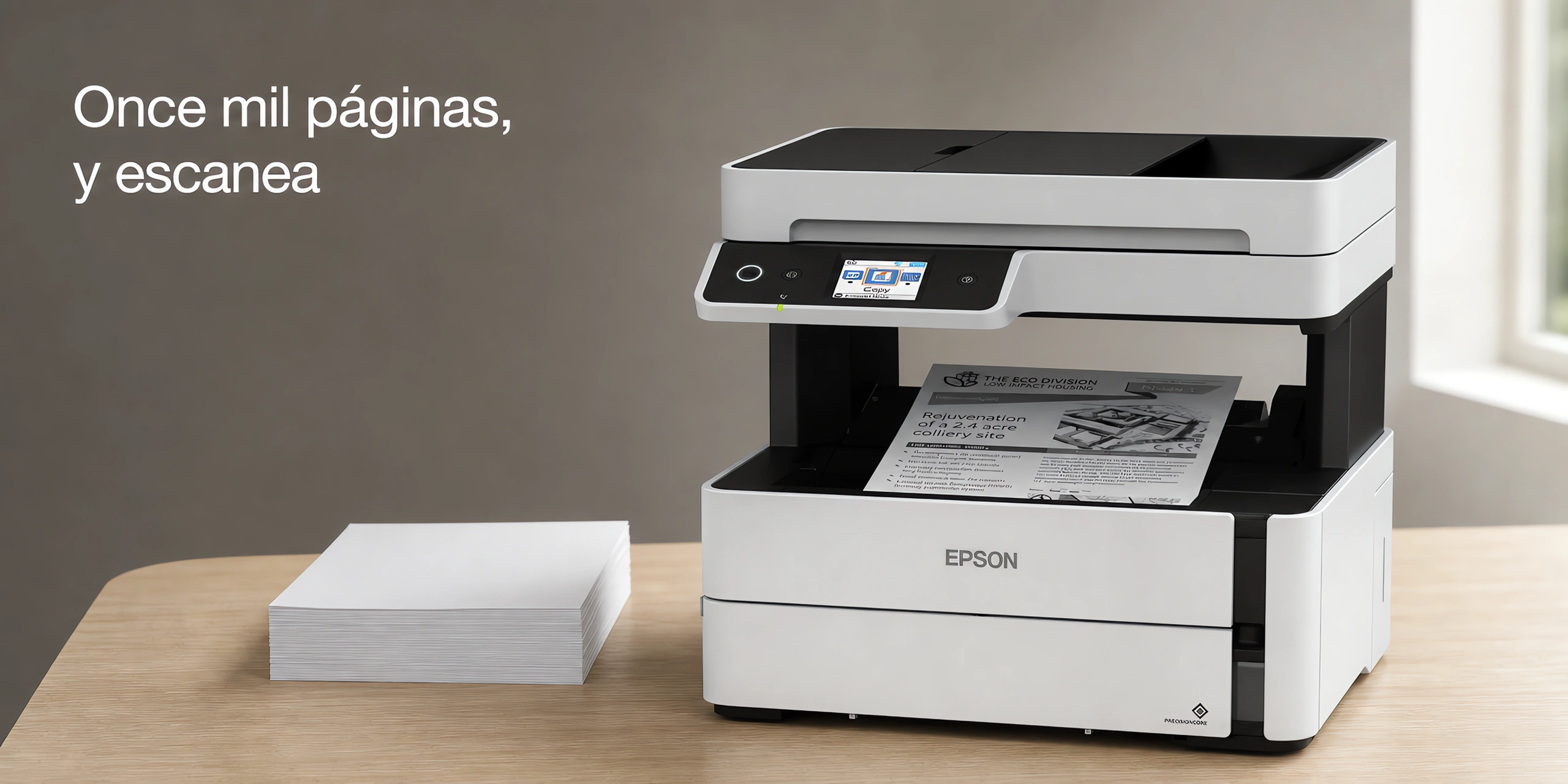 Impresora Epson EcoTank M3170 sobre un escritorio de roble claro en una oficina luminosa.