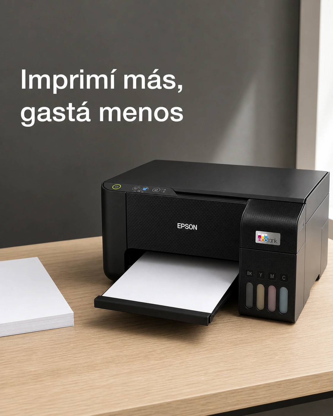 Impresora Epson L3210 sobre un escritorio de roble claro, encuadre vertical.