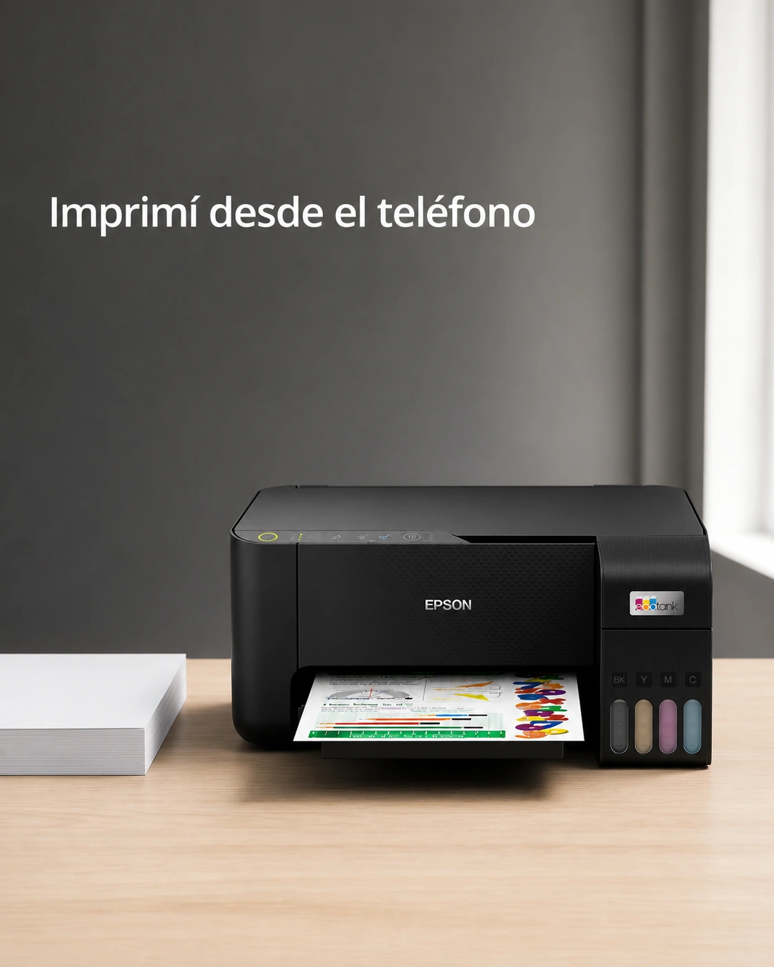 Impresora multifunción Epson L3250 sobre un escritorio de roble claro, encuadre vertical.