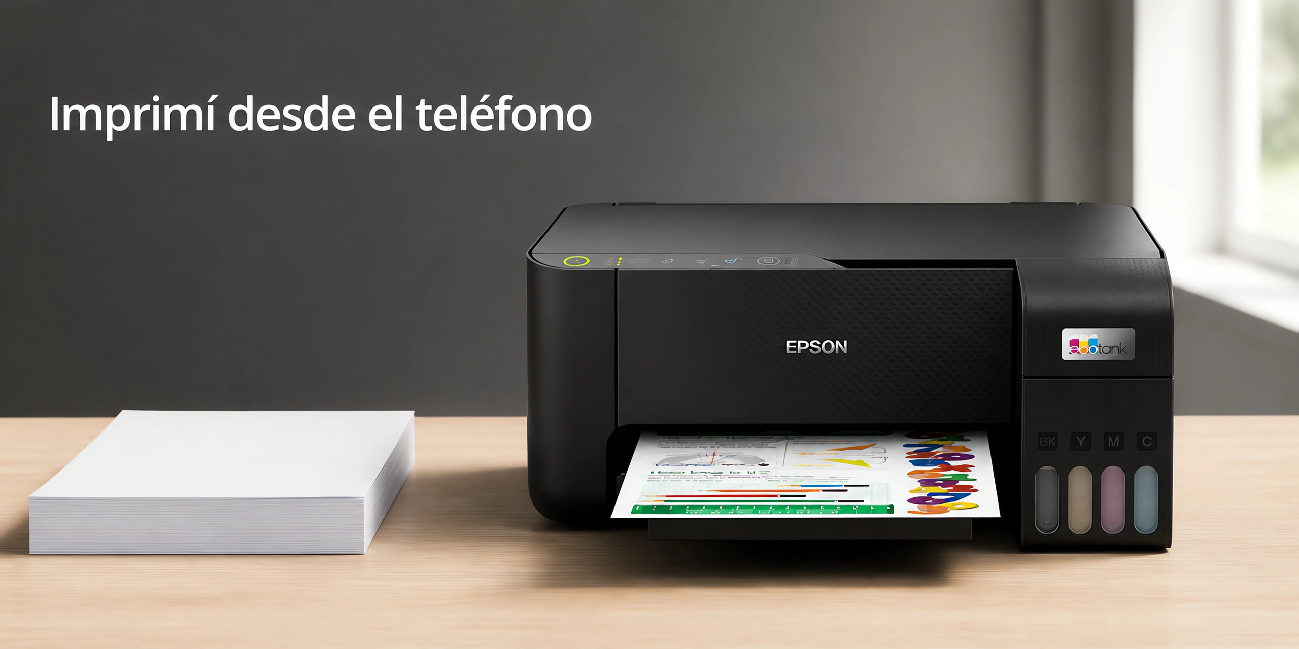 Impresora multifunción Epson L3250 sobre un escritorio de roble claro en una oficina luminosa.