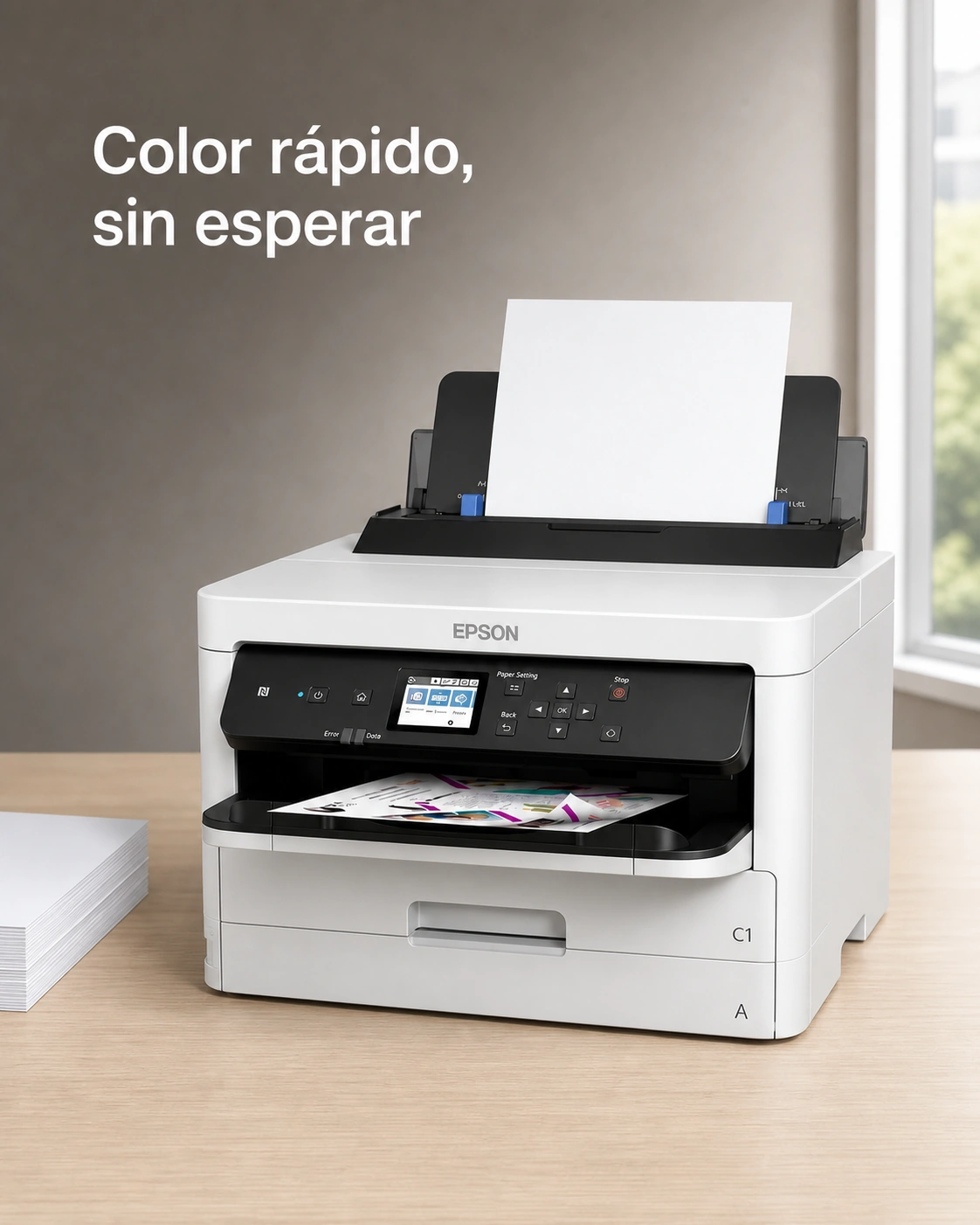 Impresora Epson WorkForce Pro C5290 sobre un escritorio de roble claro, encuadre vertical.