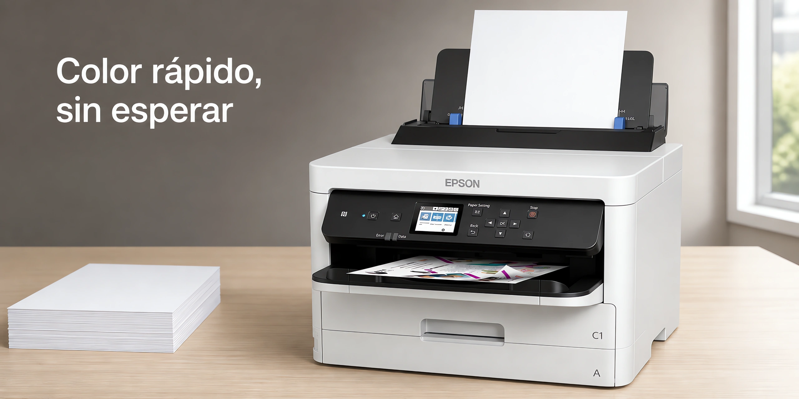 Impresora Epson WorkForce Pro C5290 sobre un escritorio de roble claro en una oficina luminosa.