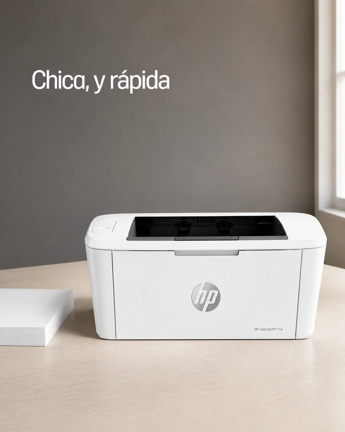 Impresora HP LaserJet M111a sobre un escritorio de roble claro, encuadre vertical.