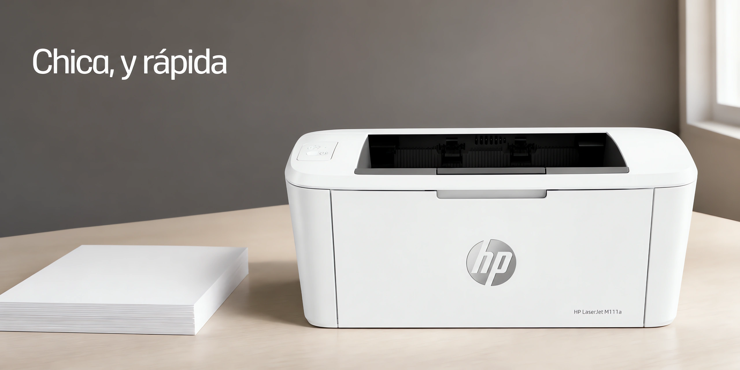 Impresora HP LaserJet M111a sobre un escritorio de roble claro en una oficina luminosa.