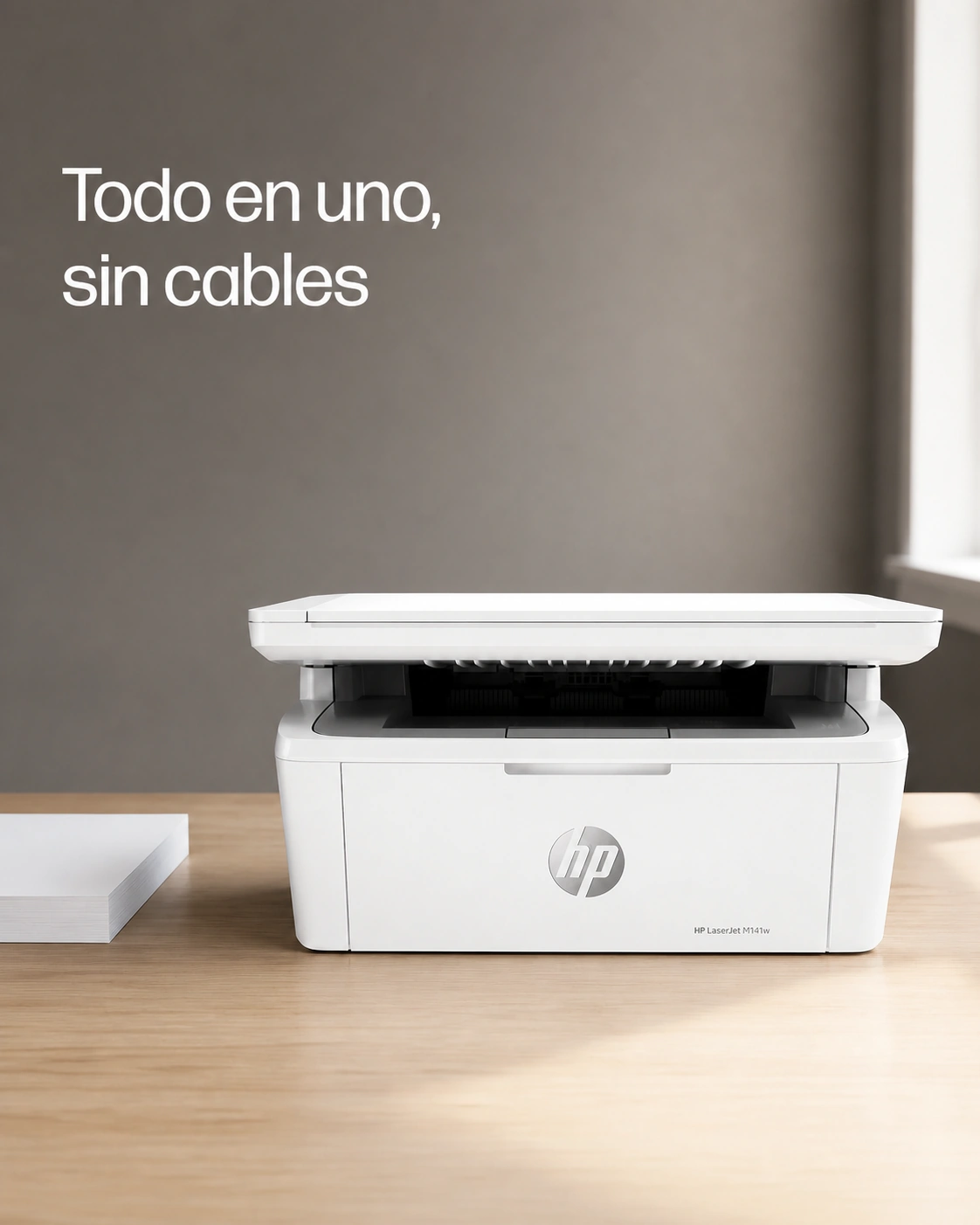 Impresora HP LaserJet MFP M141w sobre un escritorio de roble claro, encuadre vertical.