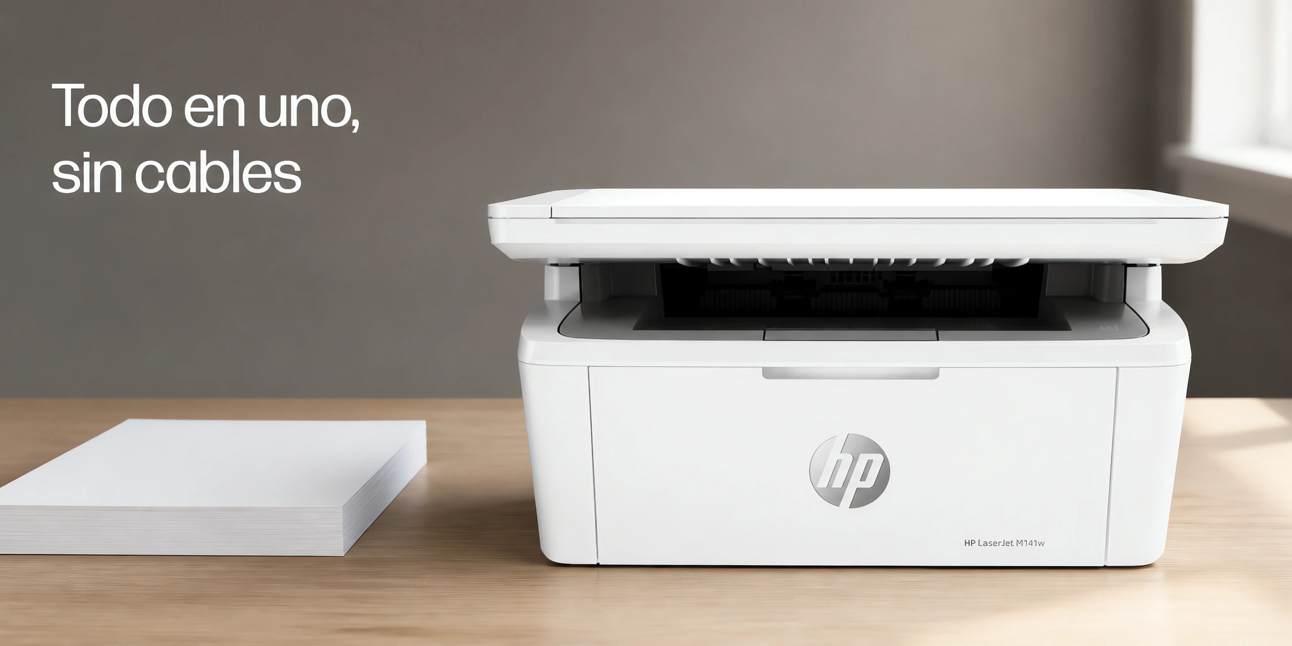 Impresora HP LaserJet MFP M141w sobre un escritorio de roble claro en una oficina luminosa.
