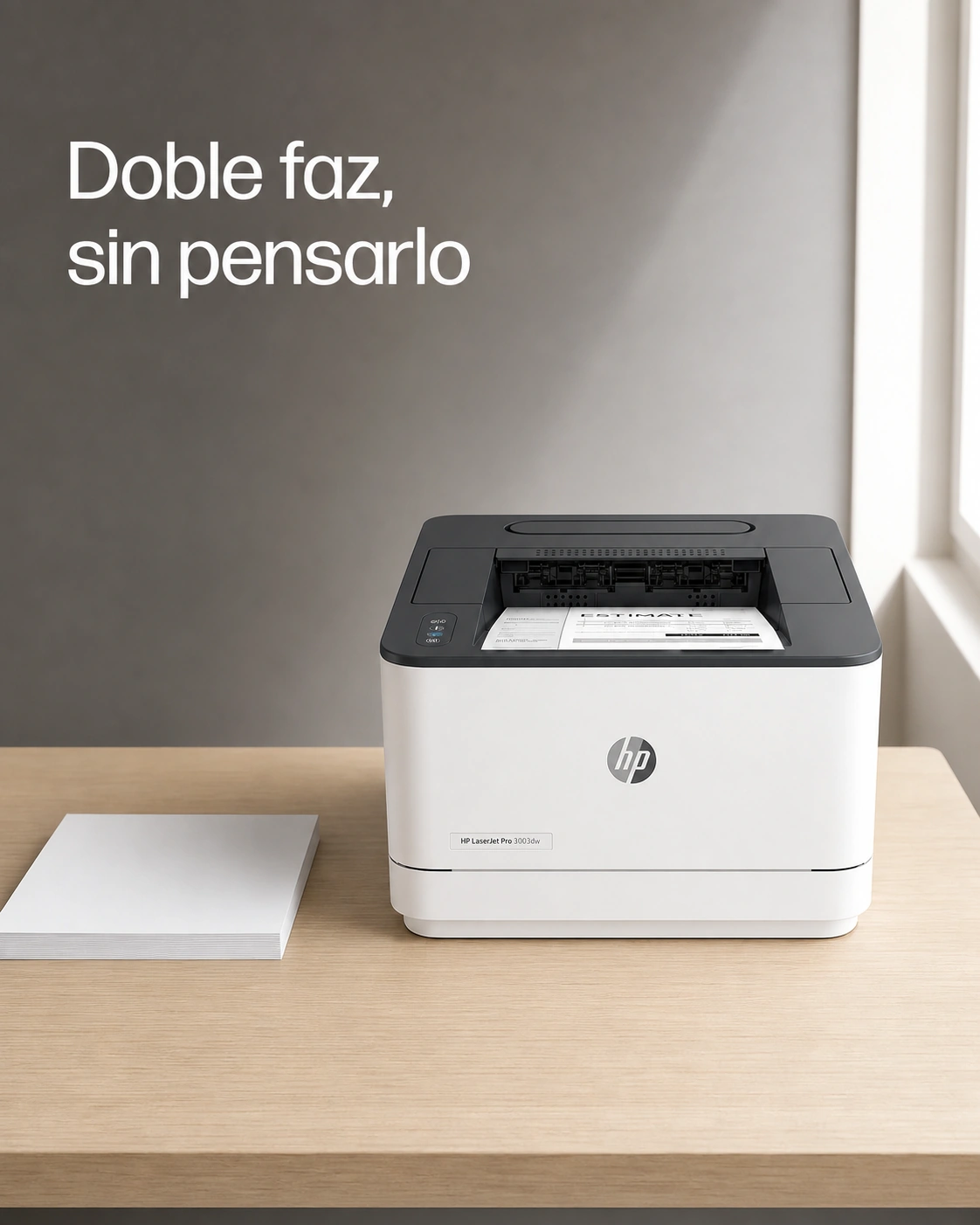Impresora HP LaserJet Pro 3003dw sobre un escritorio de roble claro, encuadre vertical.