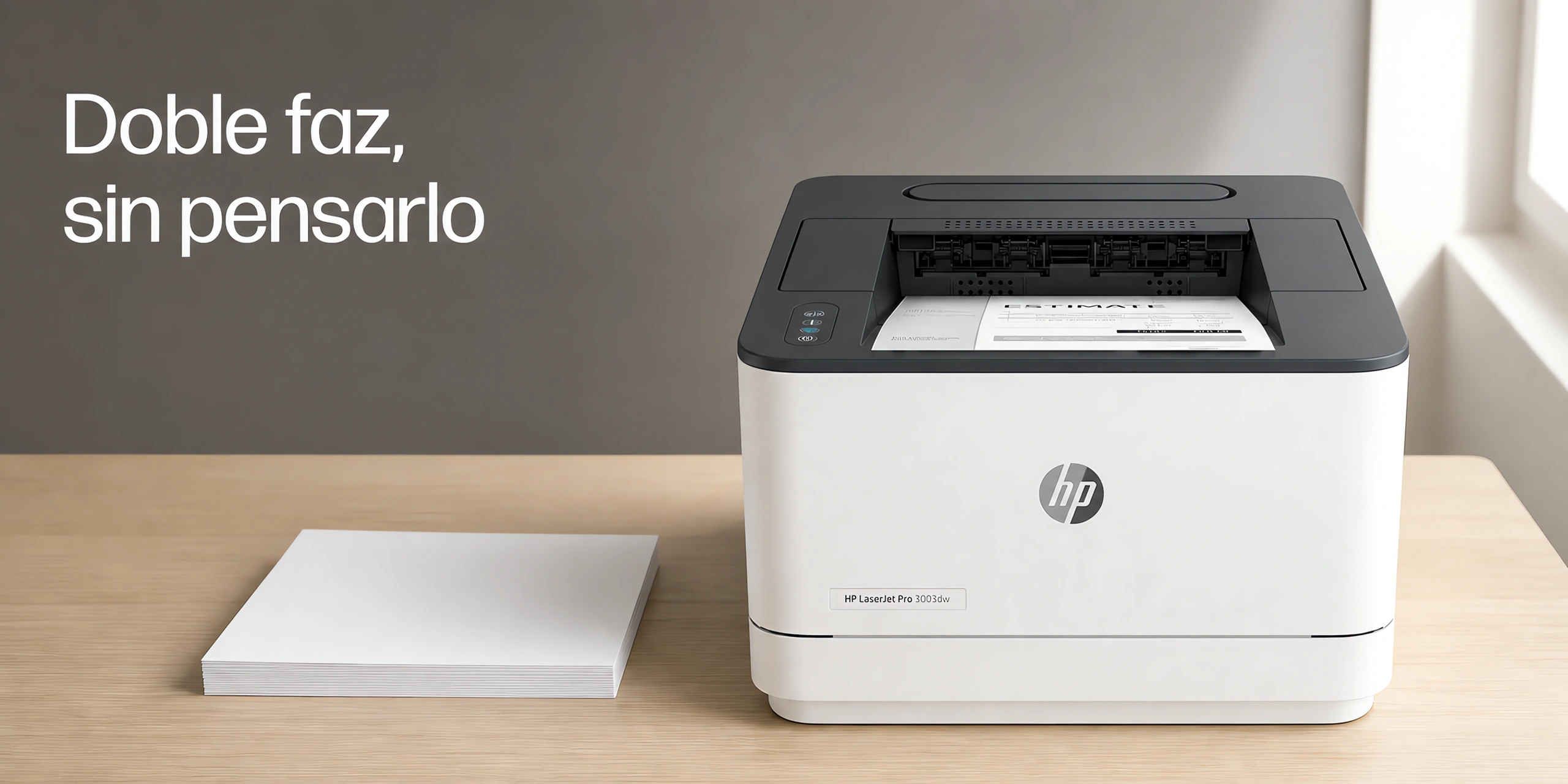 Impresora HP LaserJet Pro 3003dw sobre un escritorio de roble claro en una oficina luminosa.