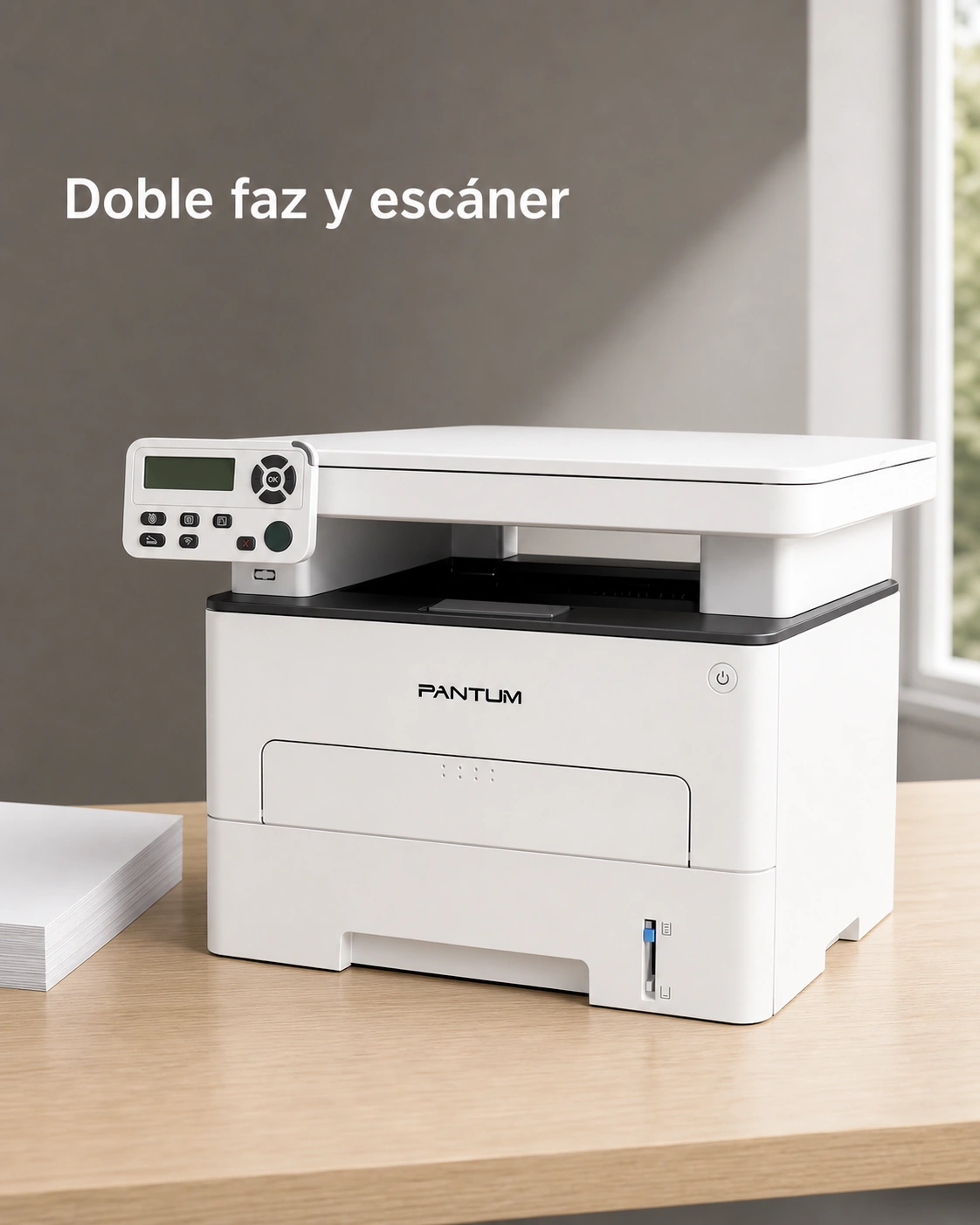 Impresora Pantum M6700DW sobre un escritorio de roble claro, encuadre vertical.