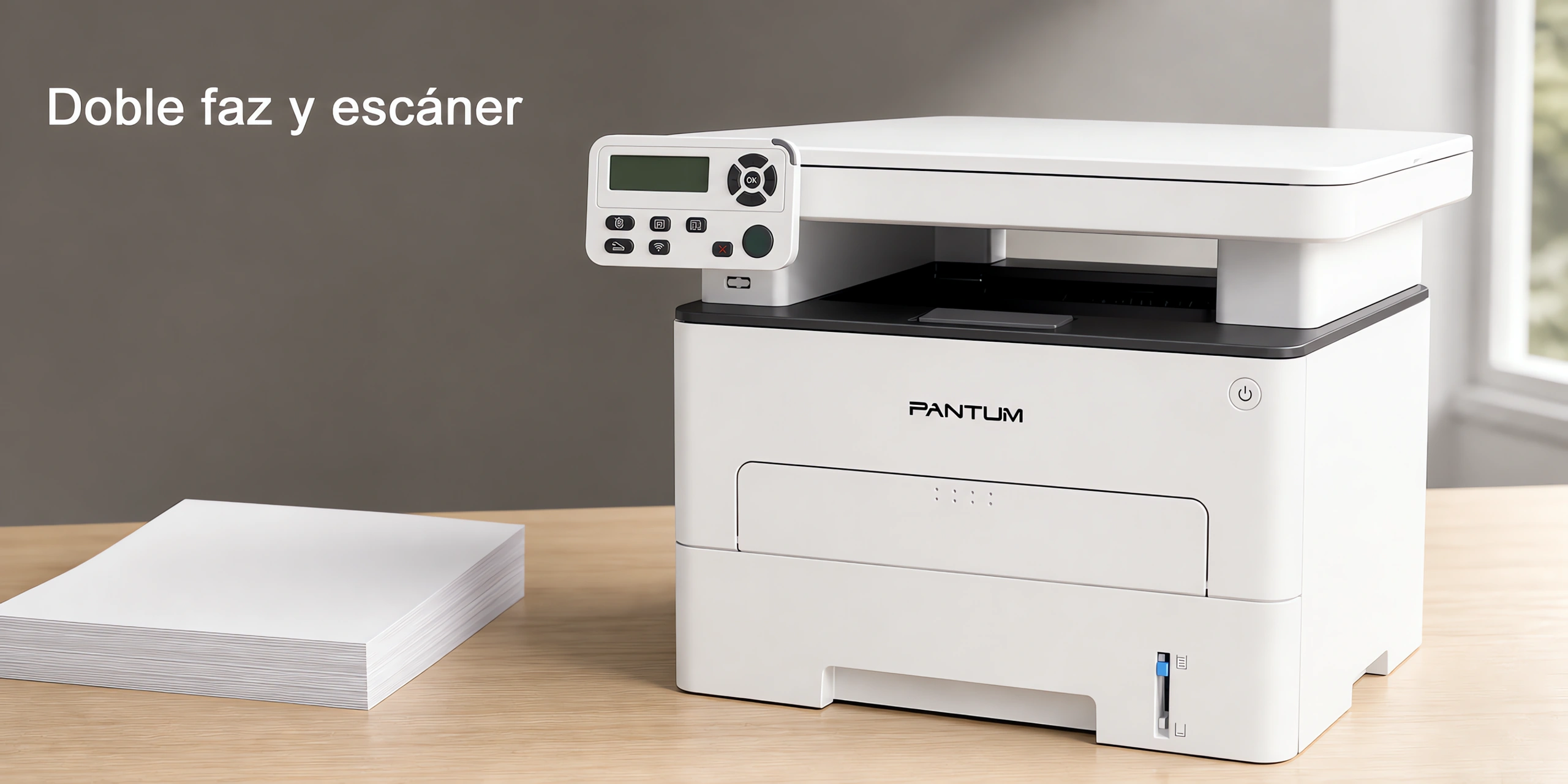 Impresora Pantum M6700DW sobre un escritorio de roble claro en una oficina luminosa.
