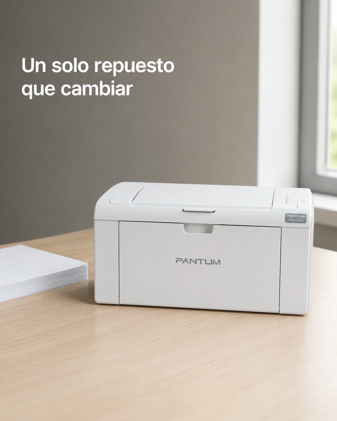 Impresora Pantum P2509W sobre un escritorio de roble claro, encuadre vertical.
