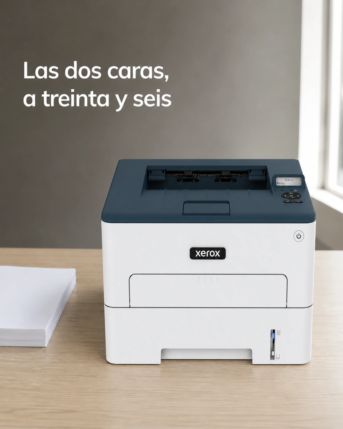 Impresora Xerox B230 sobre un escritorio de roble claro, encuadre vertical.