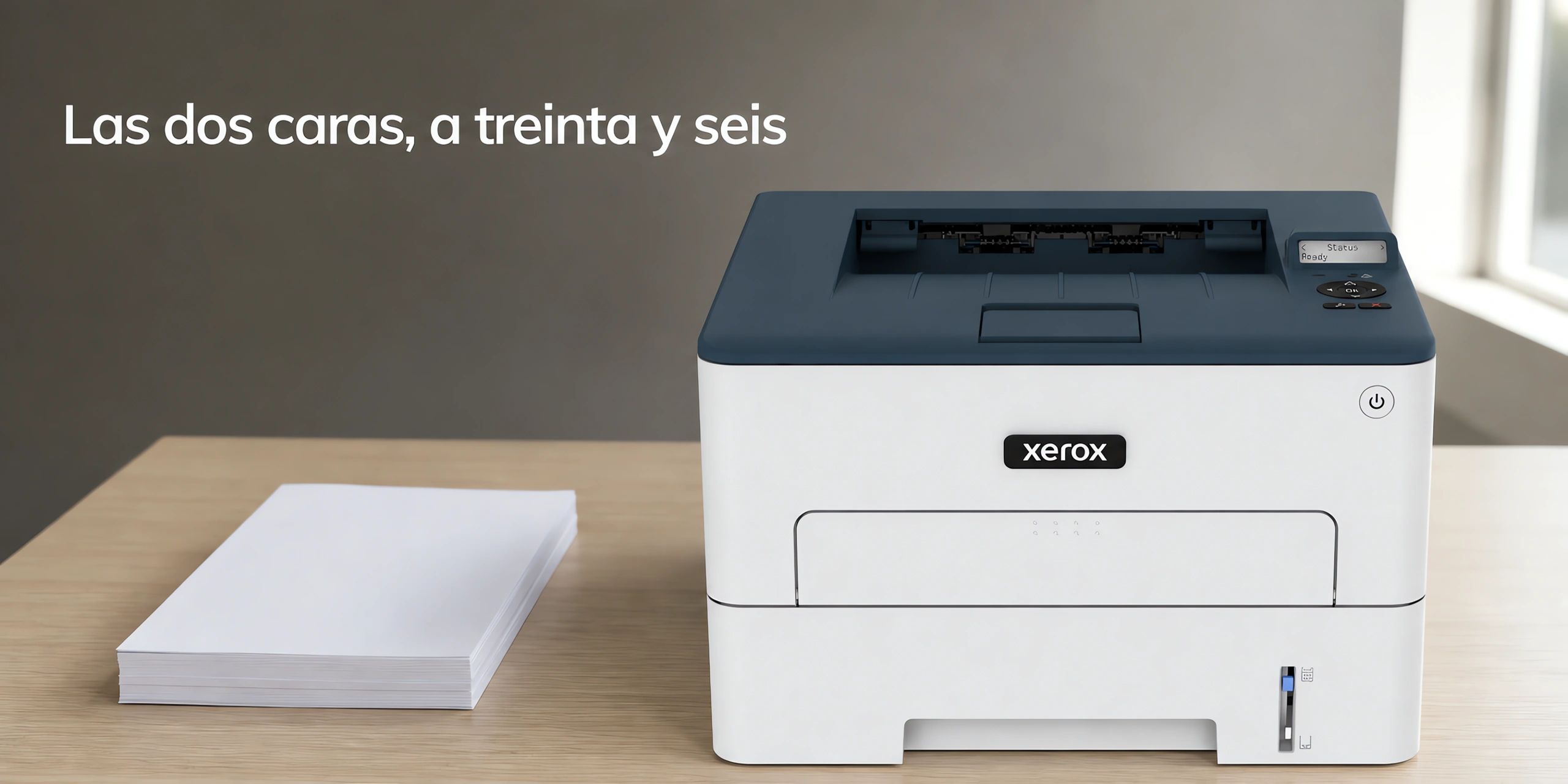 Impresora Xerox B230 sobre un escritorio de roble claro en una oficina luminosa.