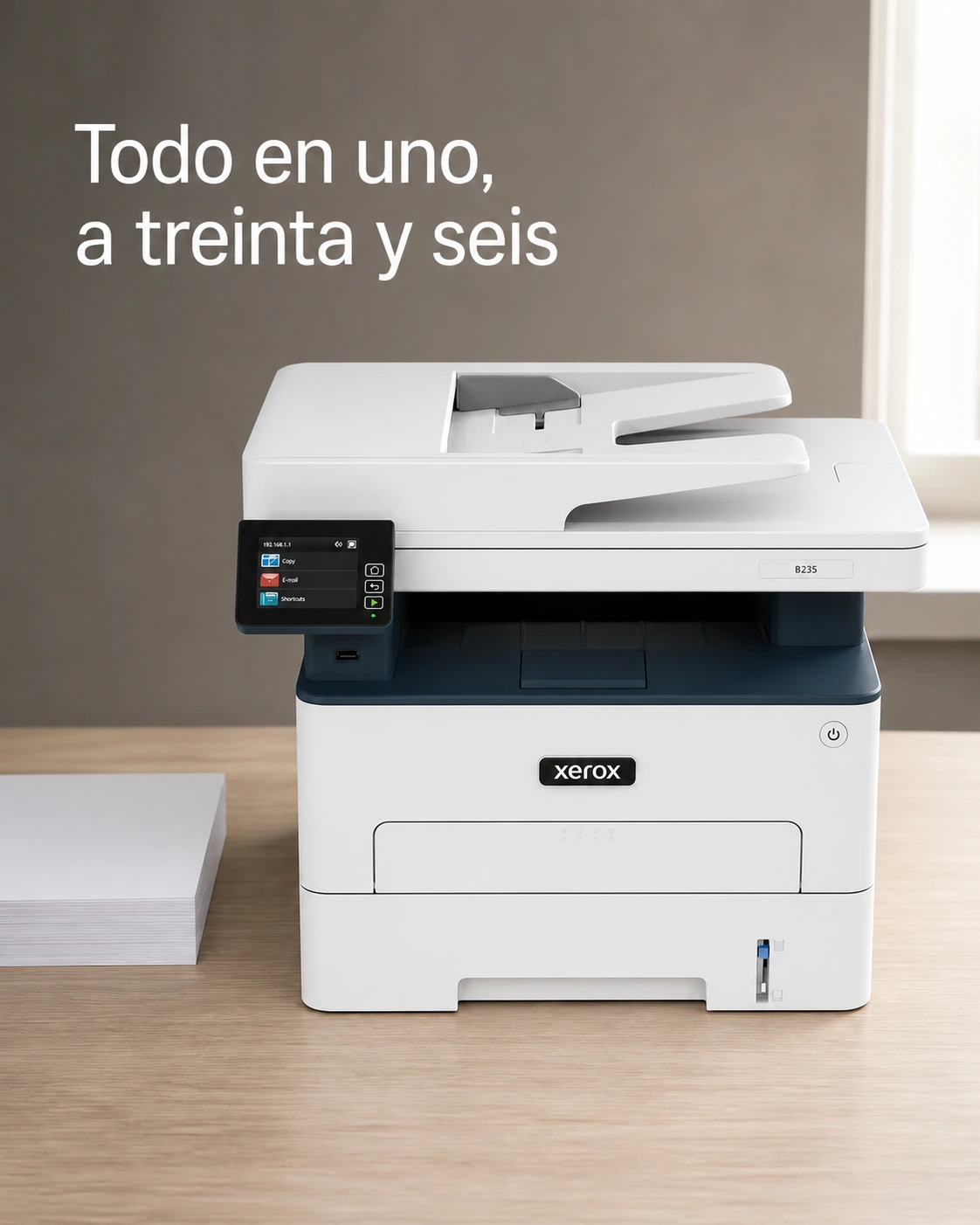 Impresora Xerox B235 sobre un escritorio de roble claro, encuadre vertical.