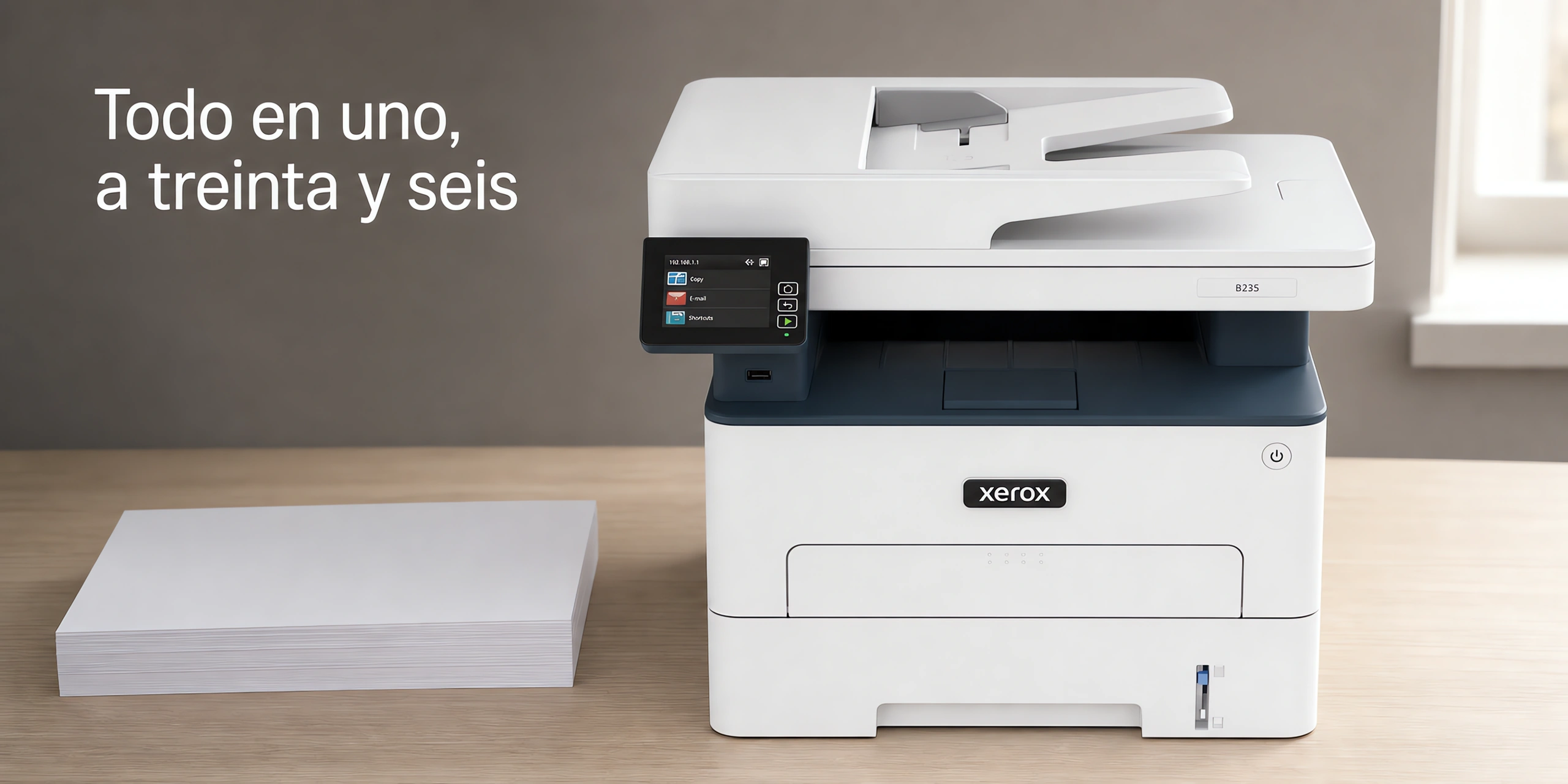 Impresora Xerox B235 sobre un escritorio de roble claro en una oficina luminosa.