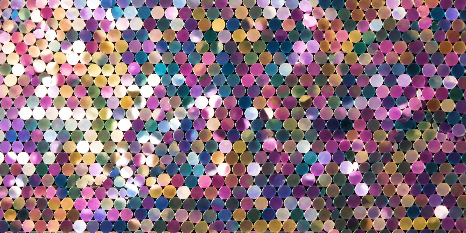 Detalle del papel Glamurina en el tono multicolor gaga, con las escamas de glitter a la vista