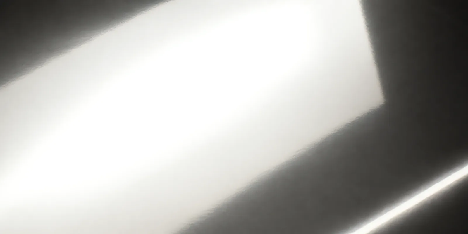 Superficie del papel metalizado Metalina, con el reflejo corriendo sobre la hoja, en el acabado platino