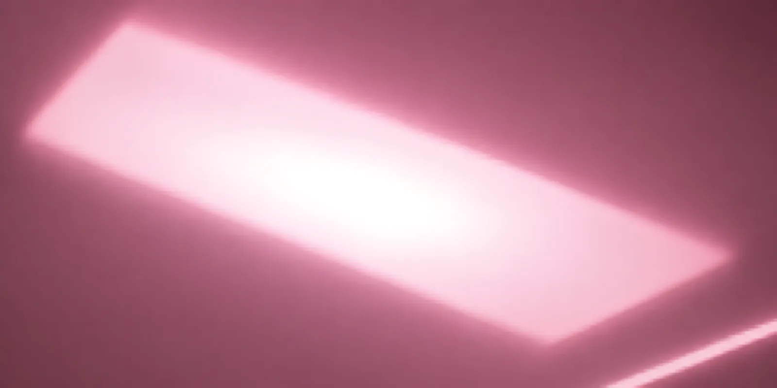 Superficie del papel metalizado Metalina, con el reflejo corriendo sobre la hoja, en el acabado rosa gold