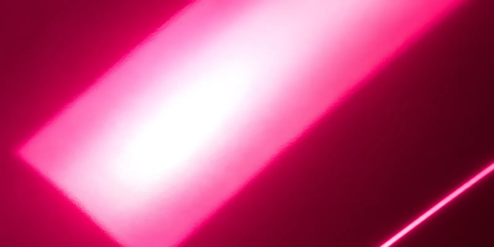 Superficie del papel metalizado Metalina, con el reflejo corriendo sobre la hoja, en el acabado rosa radiante