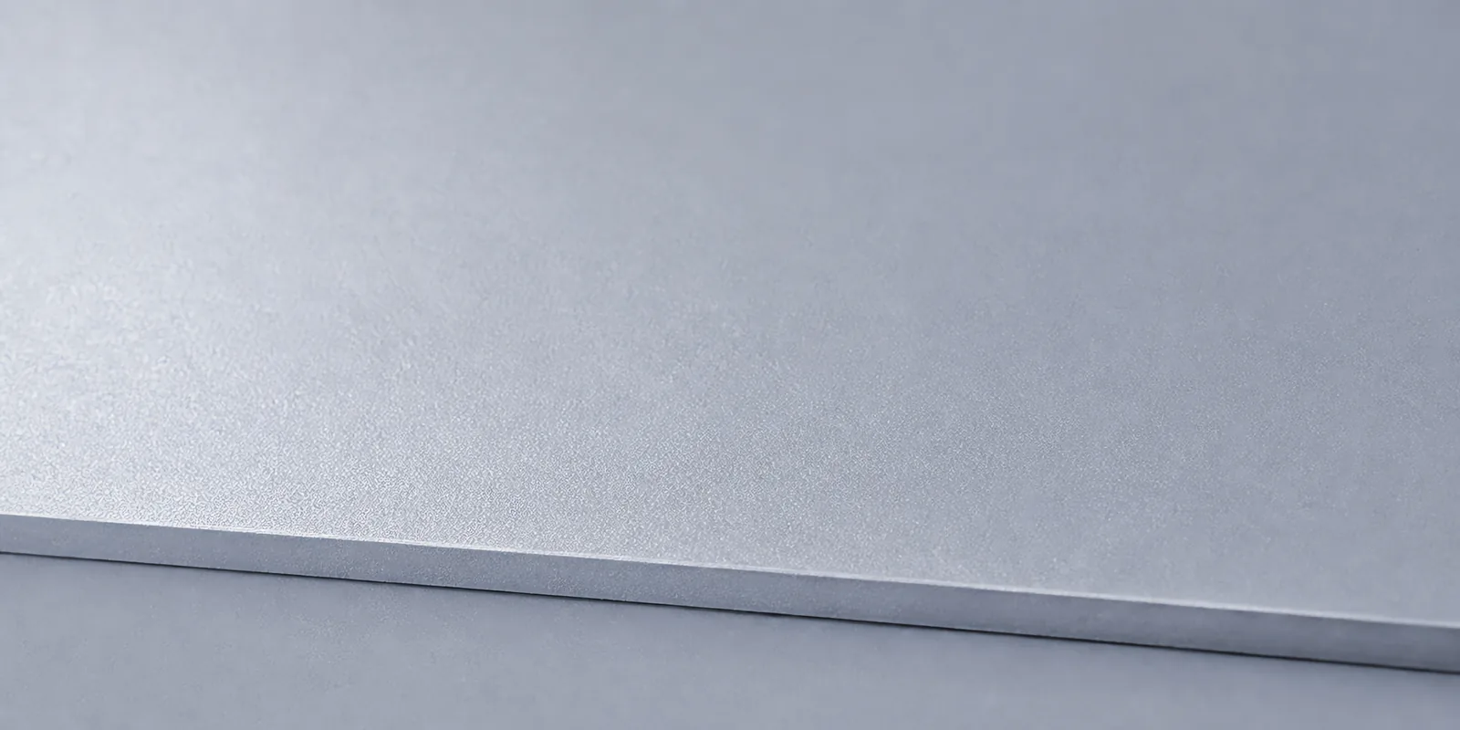 Detalle del papel perlado blanco, con el satinado corriendo sobre la hoja