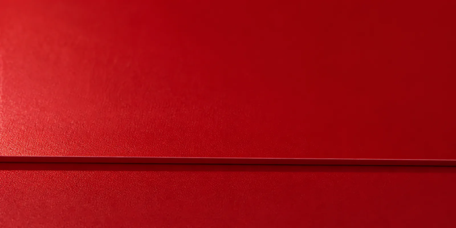 Detalle del papel perlado rojo, con el satinado corriendo sobre la hoja