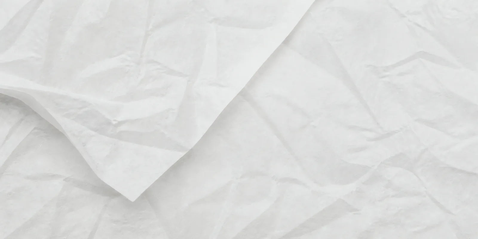 Textura del papel seda blanco perlado, con sus arrugas finas y sus pliegues