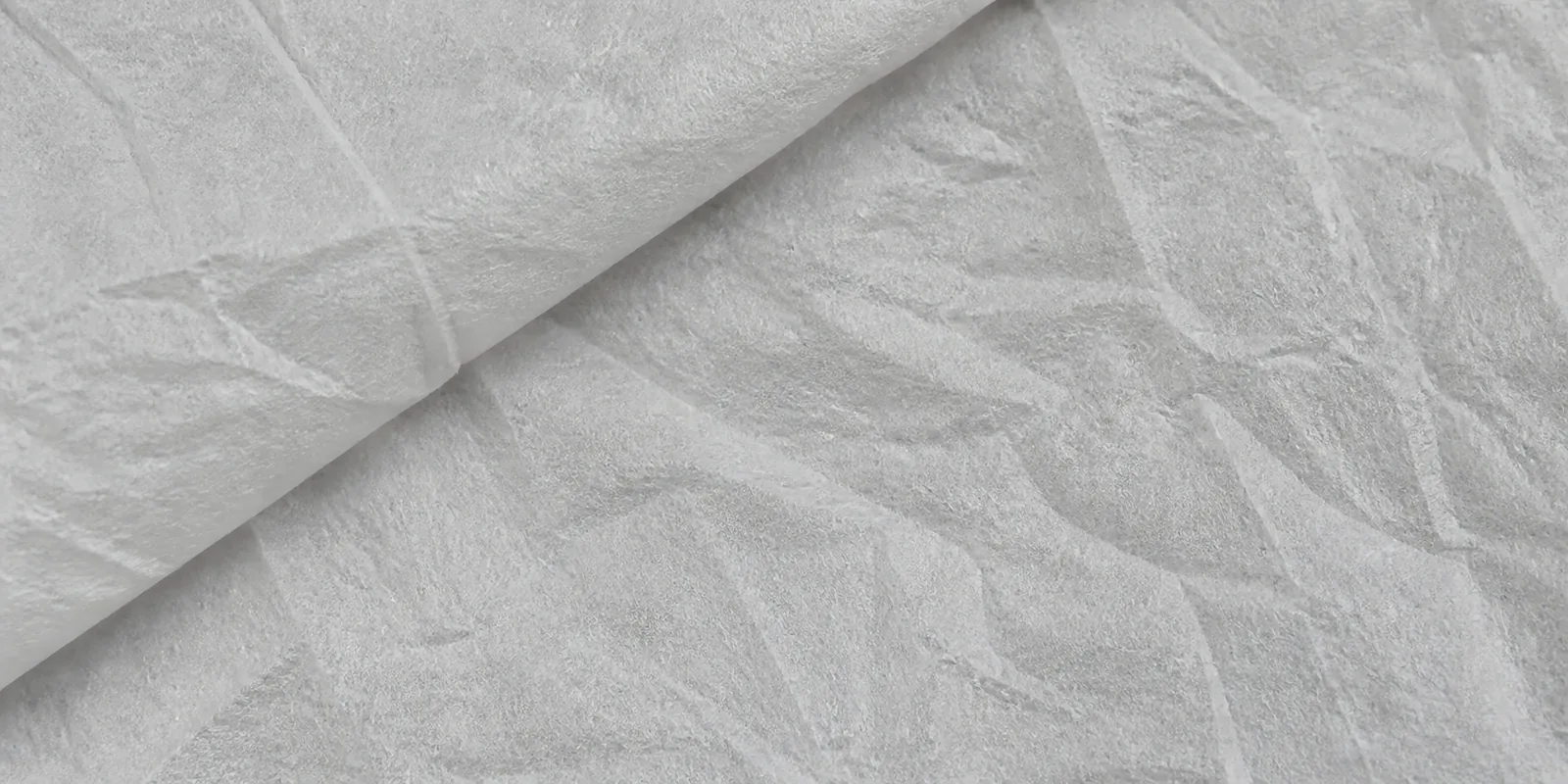 Textura del papel seda plateado, con sus arrugas finas y sus pliegues