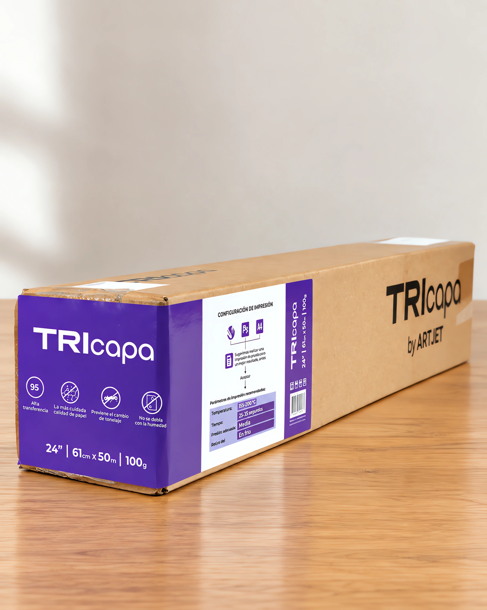 Caja de papel en rollo para sublimar de 61 cm × 50 m · tricapa, sobre la mesa de trabajo