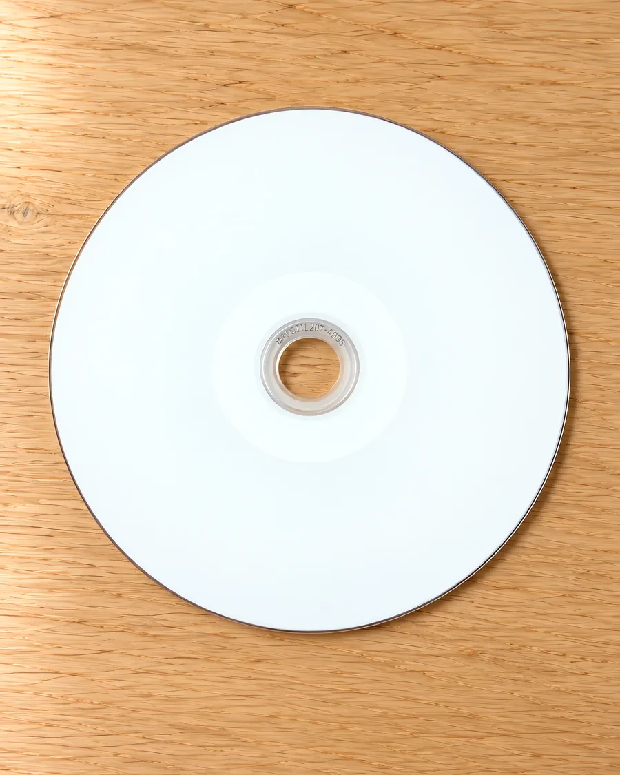Disco imprimible de cara blanca sobre la mesa