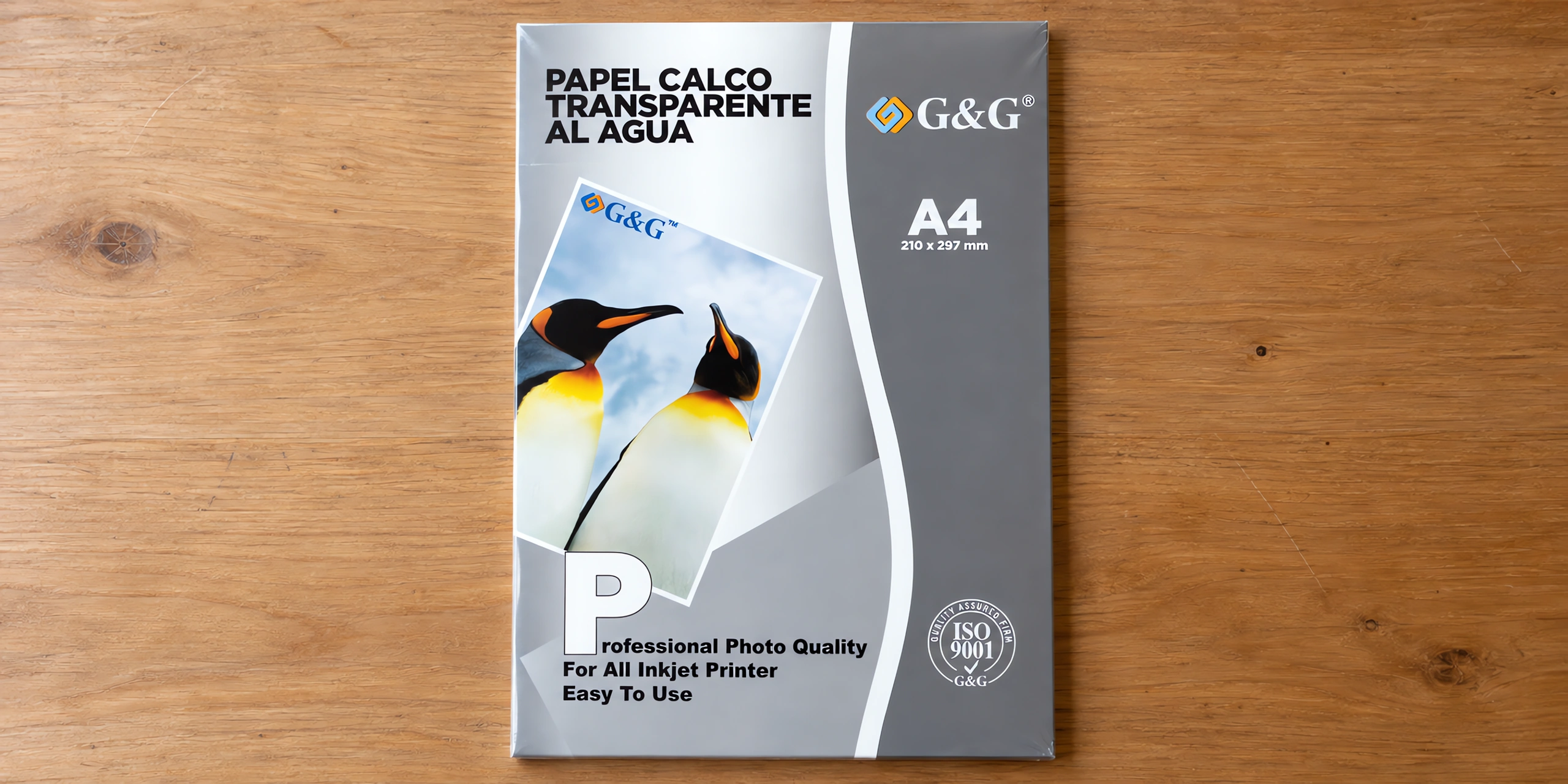 Sobre de papel calco transparente al agua A4, sobre la mesa de trabajo