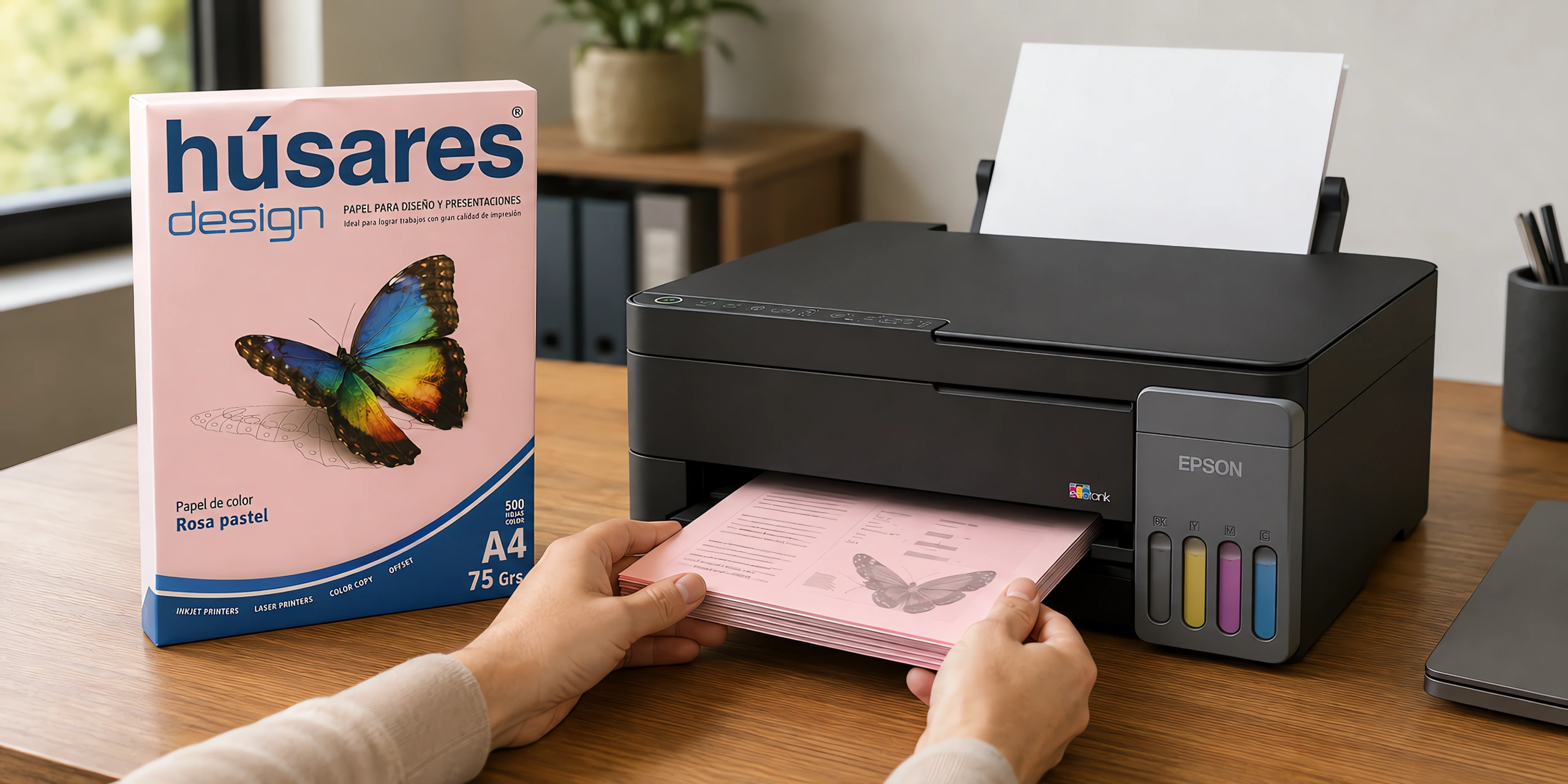 Una impresora con una pila de hojas celestes impresas junto al paquete de papel de color