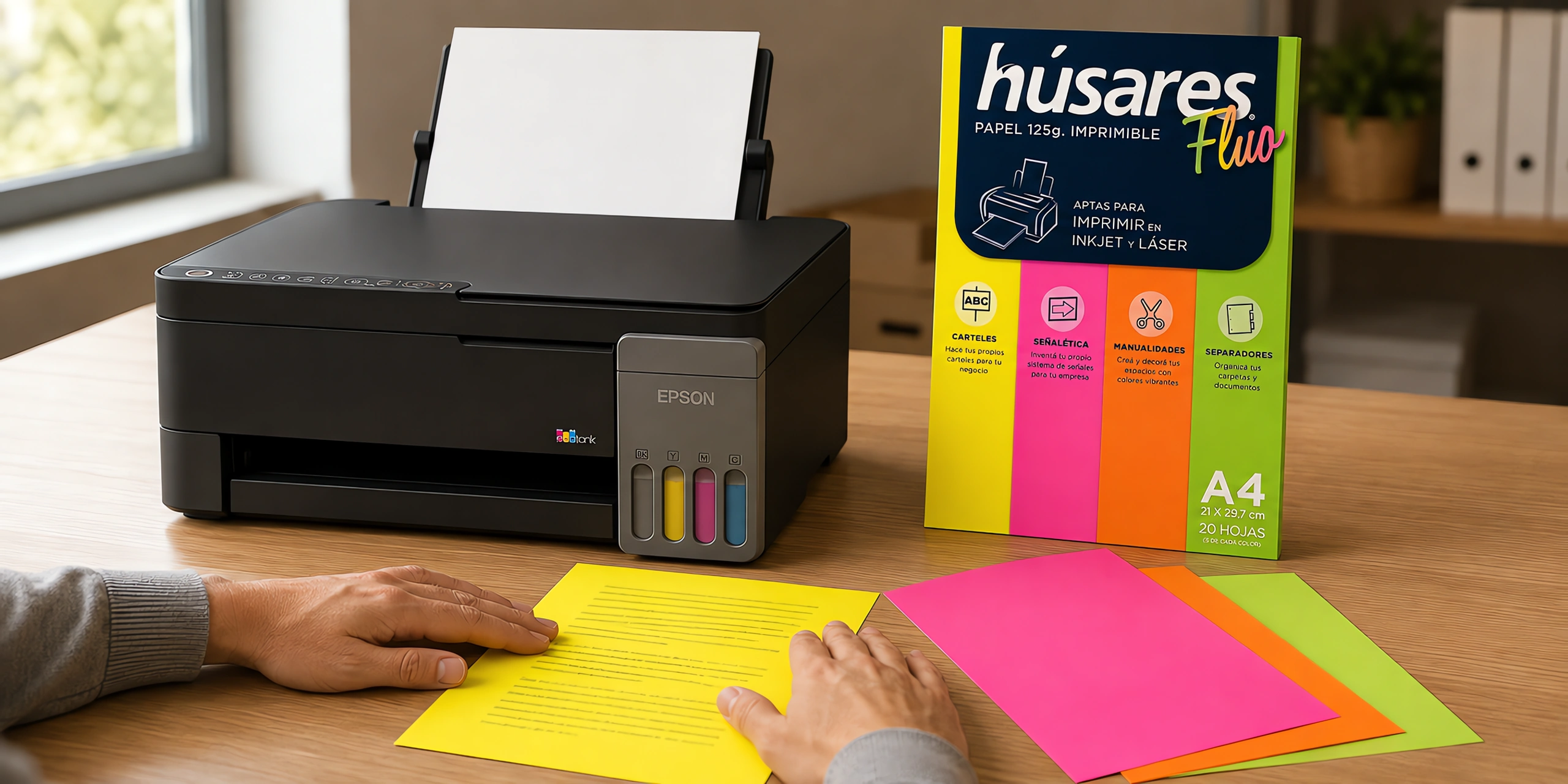Un cartel fluorescente recién impreso junto al paquete de papel Húsares Fluo