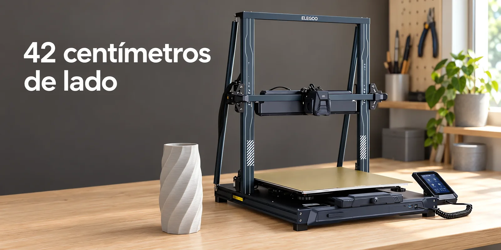 Impresora 3D de gran formato sobre un escritorio de roble claro, con una pieza impresa al lado.
