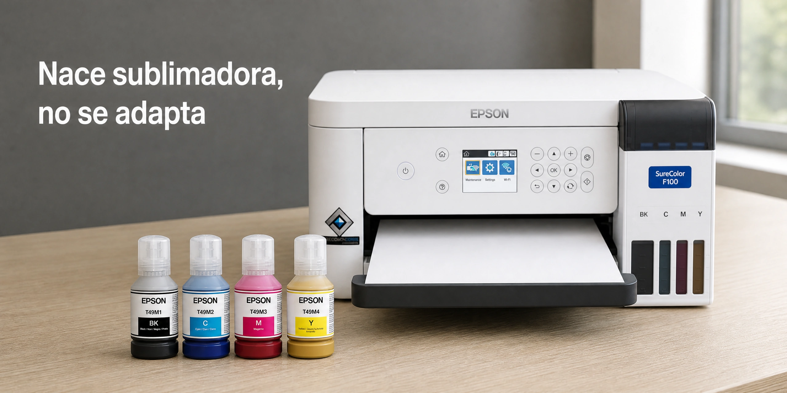 Impresora de sublimación de escritorio sobre un escritorio de roble claro en una oficina luminosa.