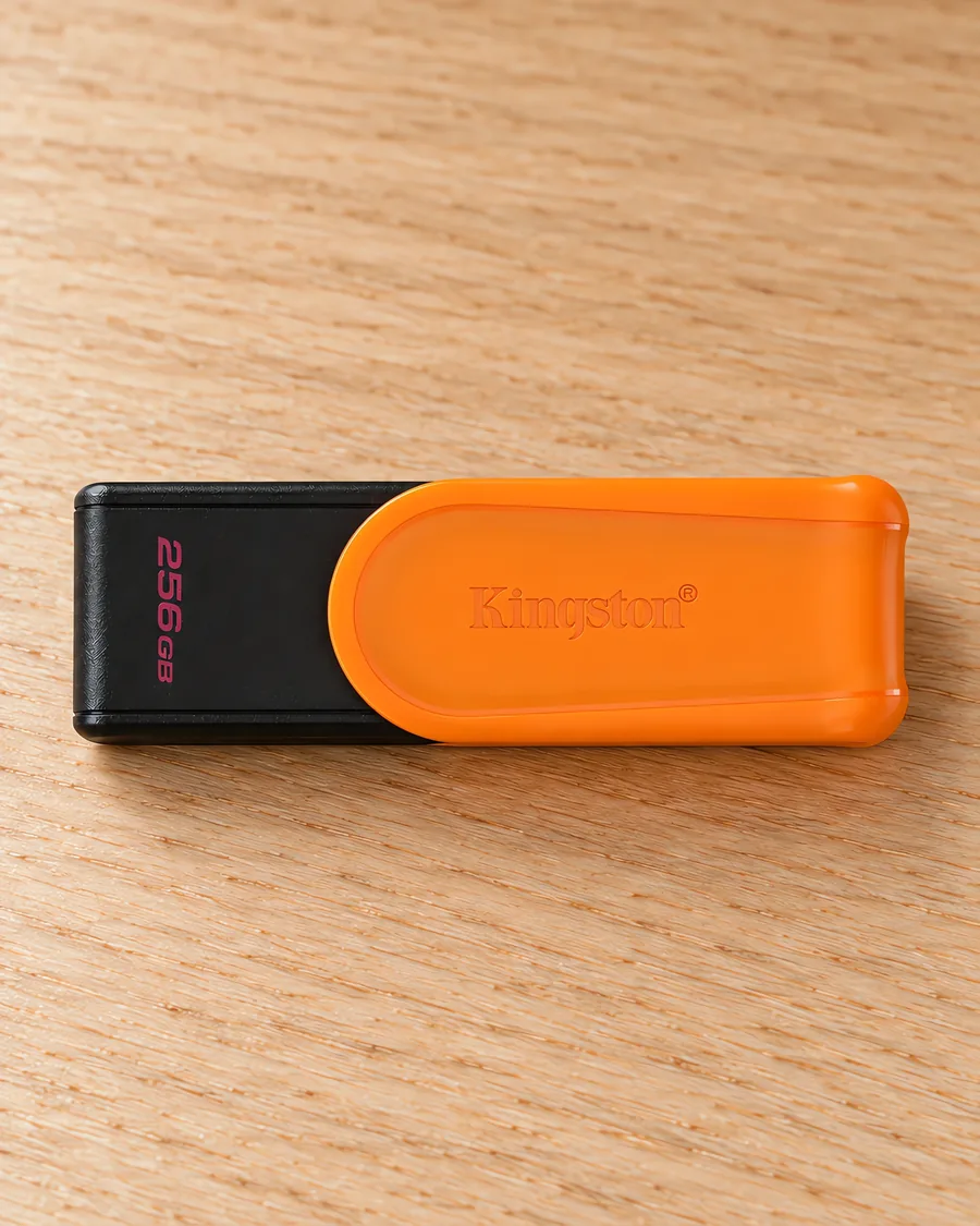 Pendrive Kingston Exodia S de 256 GB con la tapa naranja