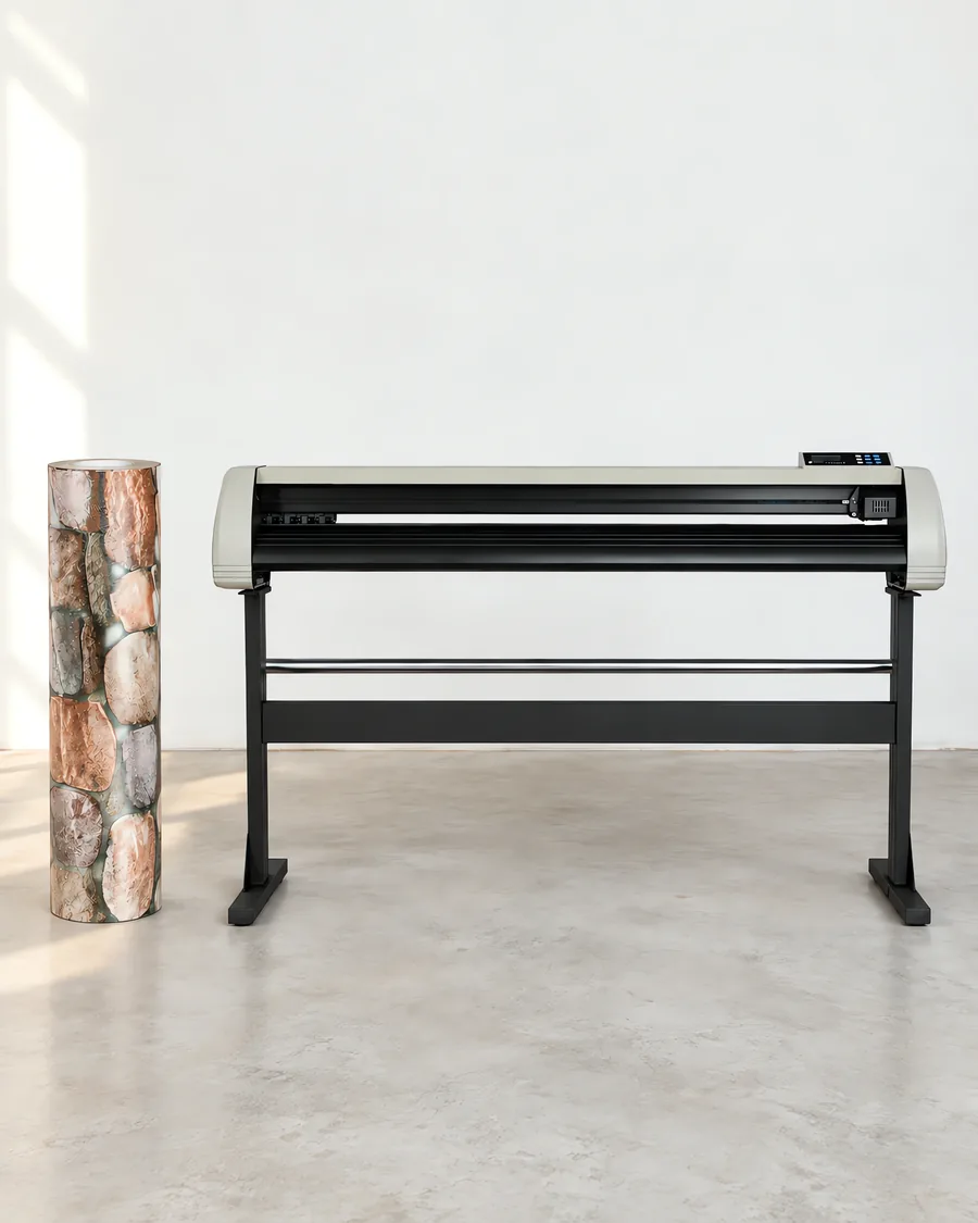 Rollo de vinilo piedra, parado junto al plóter de corte